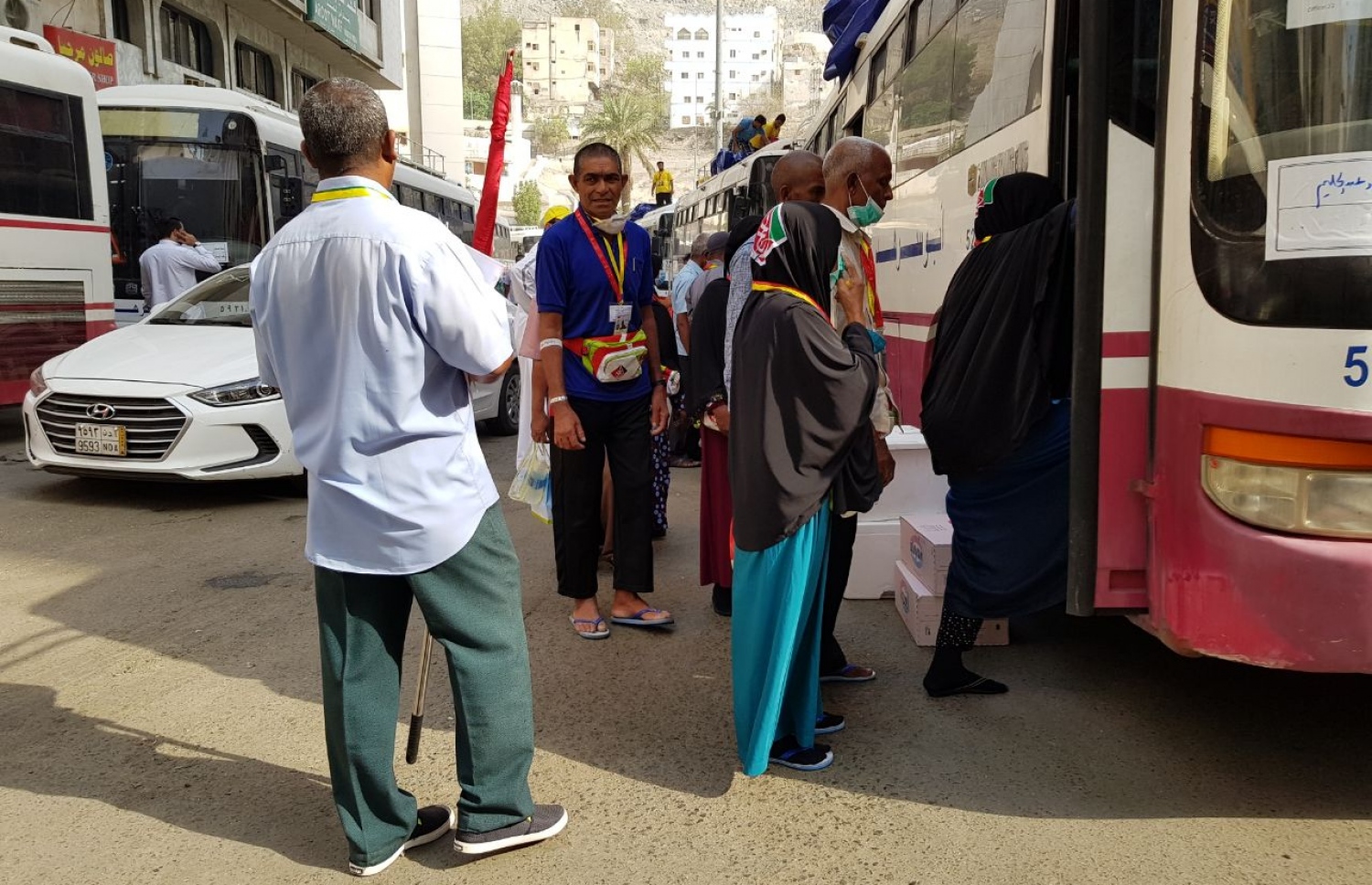 މައްކާ: އޮގަސްޓް 13، 2017: މޯލްޑިވްސް ހައްޖު ކޯޕަރޭޝަންގެ ފަރާތުން ހައްޖަށް ދިޔަ ދިވެހި ހައްޖު ގުރޫޕުގެ ބަޔަކު މަދީނާއަށް ދިއުމަށް ބަހަށް އަރަނީ.-- ފޮޓޯ: އަހުމަދު އަބްދުﷲ ސައީދު /މިހާރު