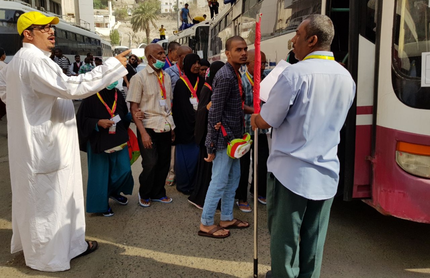 މައްކާ: އޮގަސްޓް 13، 2017: މޯލްޑިވްސް ހައްޖު ކޯޕަރޭޝަންގެ ފަރާތުން ހައްޖަށް ދިޔަ ދިވެހި ހައްޖު ގުރޫޕުގެ ބަޔަކު މަދީނާއަށް ދިއުމަށް ބަހަށް އަރަނީ.-- ފޮޓޯ: އަހުމަދު އަބްދުﷲ ސައީދު /މިހާރު