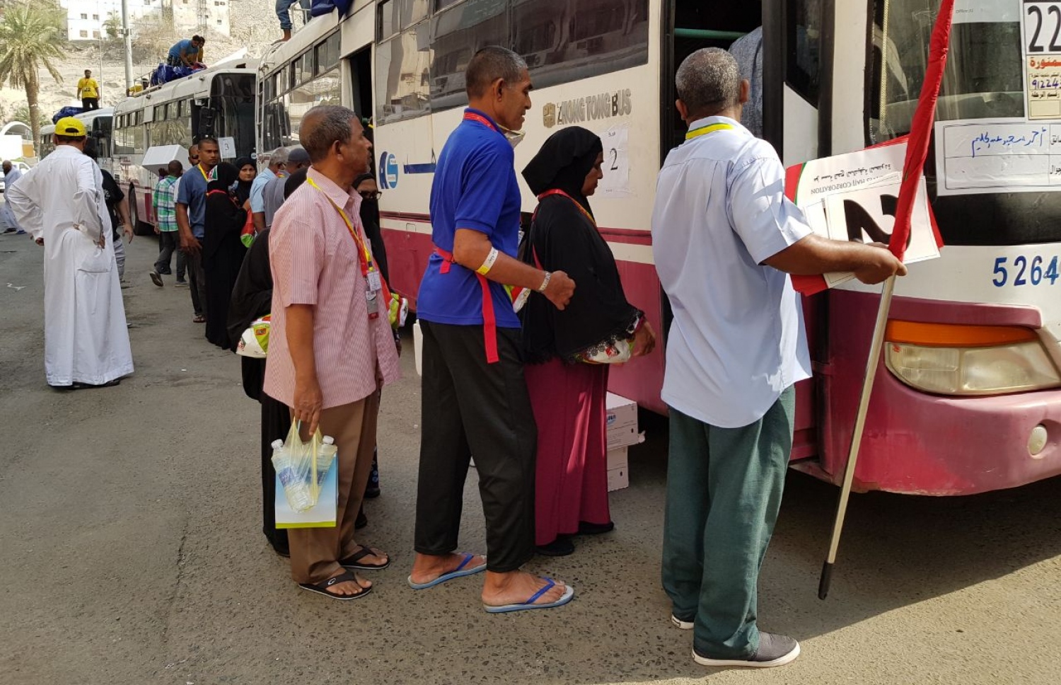 މައްކާ: އޮގަސްޓް 13، 2017: މޯލްޑިވްސް ހައްޖު ކޯޕަރޭޝަންގެ ފަރާތުން ހައްޖަށް ދިޔަ ދިވެހި ހައްޖު ގުރޫޕުގެ ބަޔަކު މަދީނާއަށް ދިއުމަށް ބަހަށް އަރަނީ.-- ފޮޓޯ: އަހުމަދު އަބްދުﷲ ސައީދު /މިހާރު