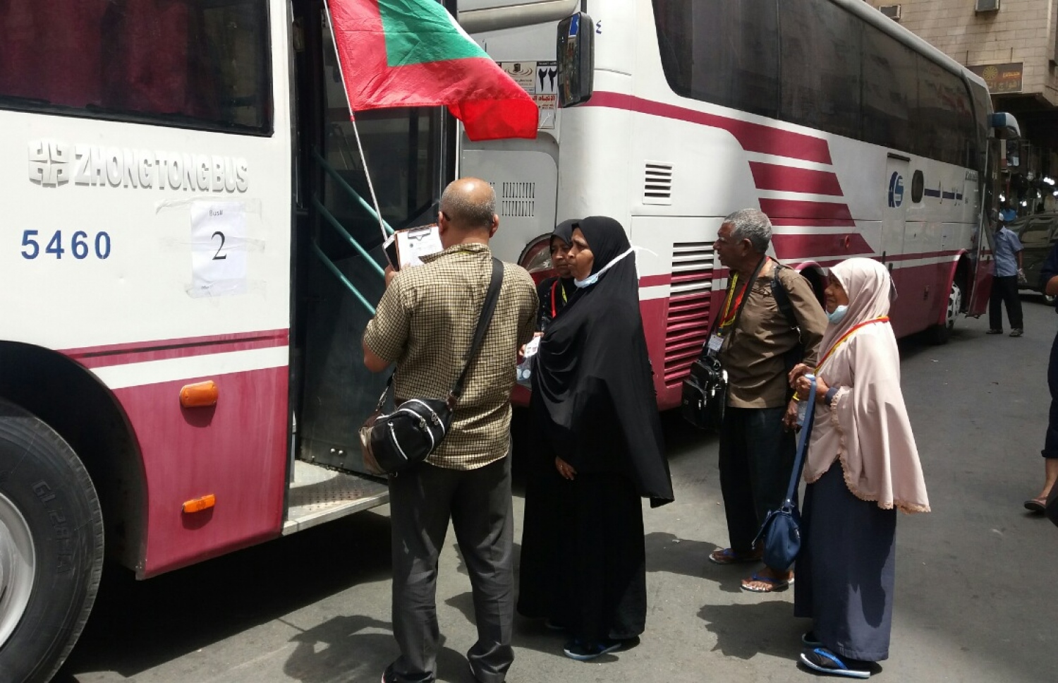 މައްކާ: އޮގަސްޓް 13، 2017: ޒައީމާ ހައްޖު ގުރޫޕުގެ ހަވާލުގައި މި އަހަރު ހައްޖަށް ދިޔަ ބަޔަކު މަދީނާ އަށް ފުރުމަށްޓަކައި މިއަދު ބަހަށް އަރަނީ. -- ފޮޓޯ: ޒައީމާ ގްރޫޕް