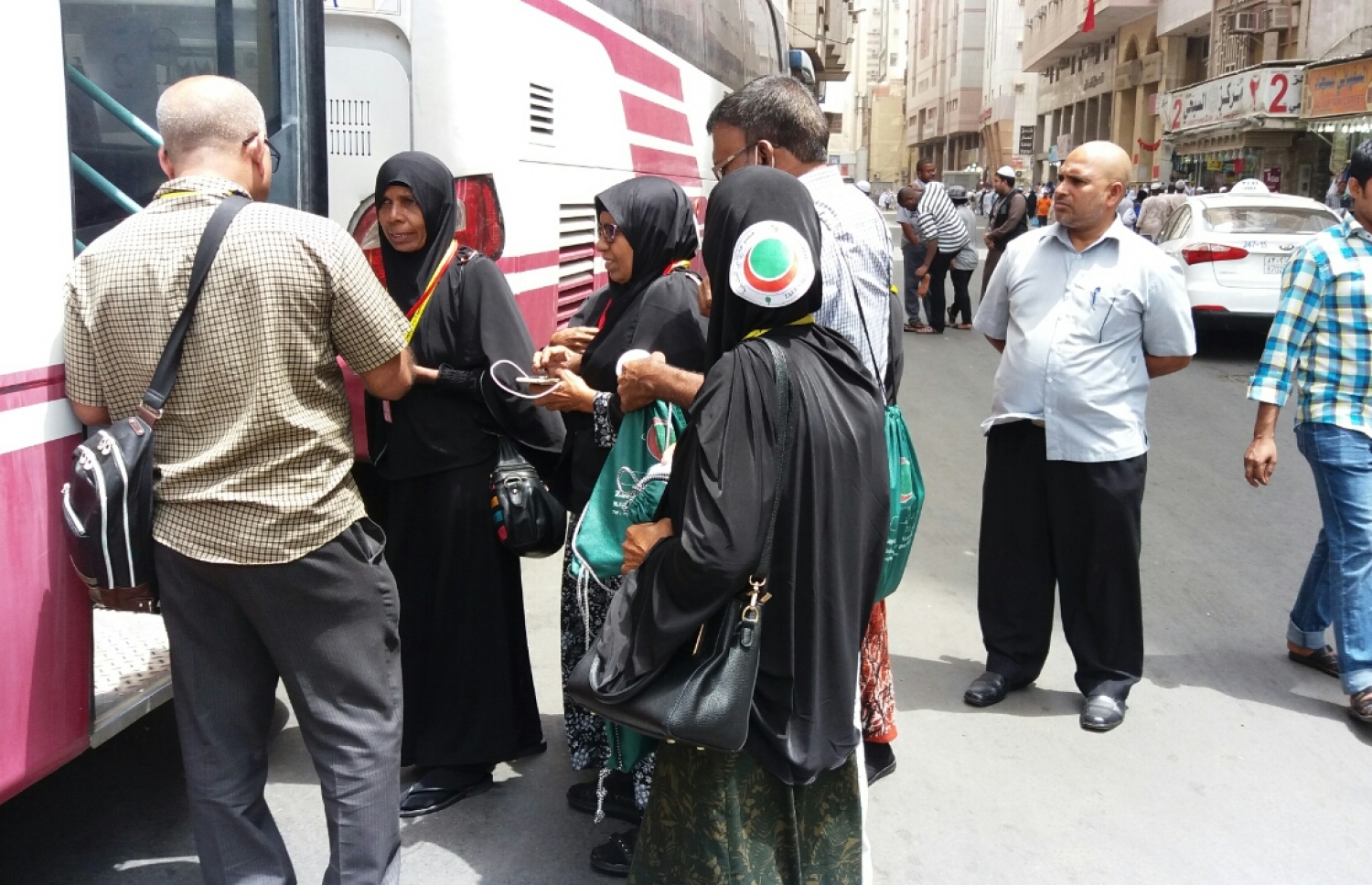 މައްކާ: އޮގަސްޓް 13، 2017: ޒައީމާ ހައްޖު ގުރޫޕުގެ ހަވާލުގައި މި އަހަރު ހައްޖަށް ދިޔަ ބަޔަކު މަދީނާ އަށް ފުރުމަށްޓަކައި މިއަދު ބަހަށް އަރަނީ. -- ފޮޓޯ: ޒައީމާ ގްރޫޕް