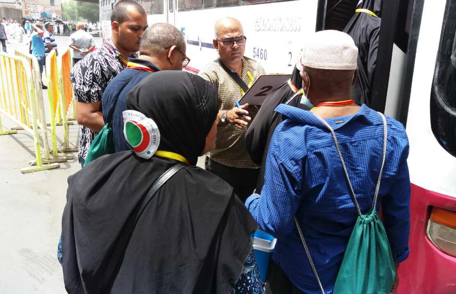 މައްކާ: އޮގަސްޓް 13، 2017: ޒައީމާ ހައްޖު ގުރޫޕުގެ ހަވާލުގައި މި އަހަރު ހައްޖަށް ދިޔަ ބަޔަކު މަދީނާ އަށް ފުރުމަށްޓަކައި މިއަދު ބަހަށް އަރަނީ. -- ފޮޓޯ: ޒައީމާ ގްރޫޕް