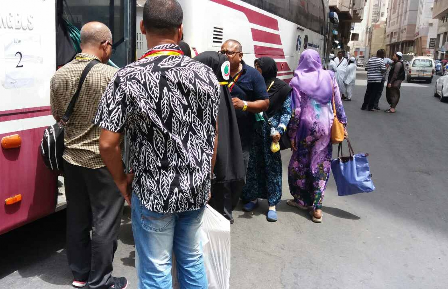 މައްކާ: އޮގަސްޓް 13، 2017: ޒައީމާ ހައްޖު ގުރޫޕުގެ ހަވާލުގައި މި އަހަރު ހައްޖަށް ދިޔަ ބަޔަކު މަދީނާ އަށް ފުރުމަށްޓަކައި މިއަދު ބަހަށް އަރަނީ. -- ފޮޓޯ: ޒައީމާ ގްރޫޕް