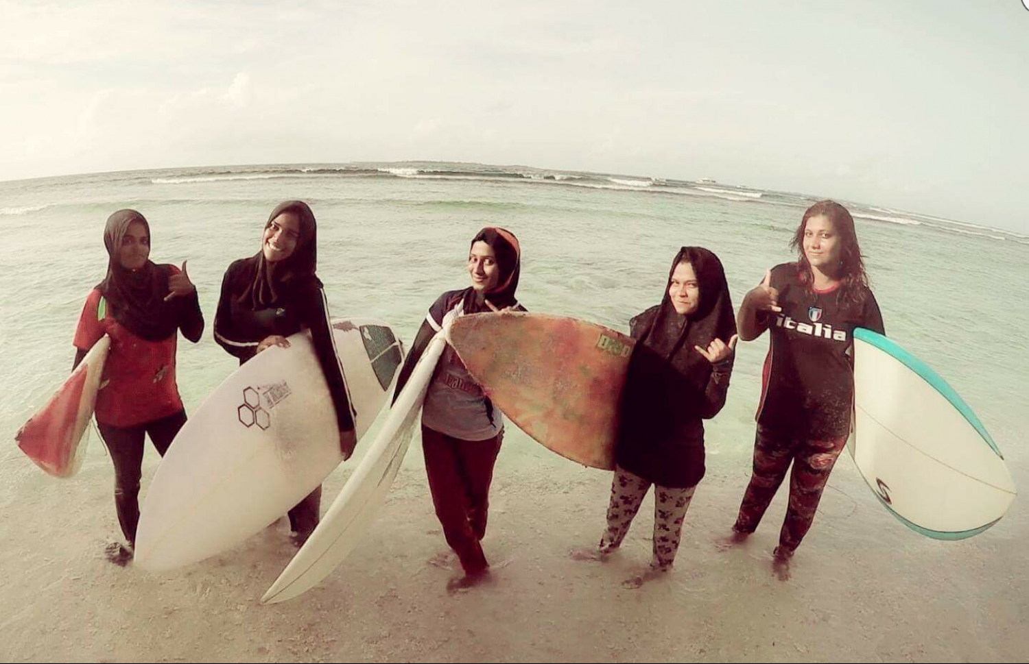 ސާރާ (ކ) އެހެން ބައެއް ރާޅާއެޅުންތެރިންނާ އެކު