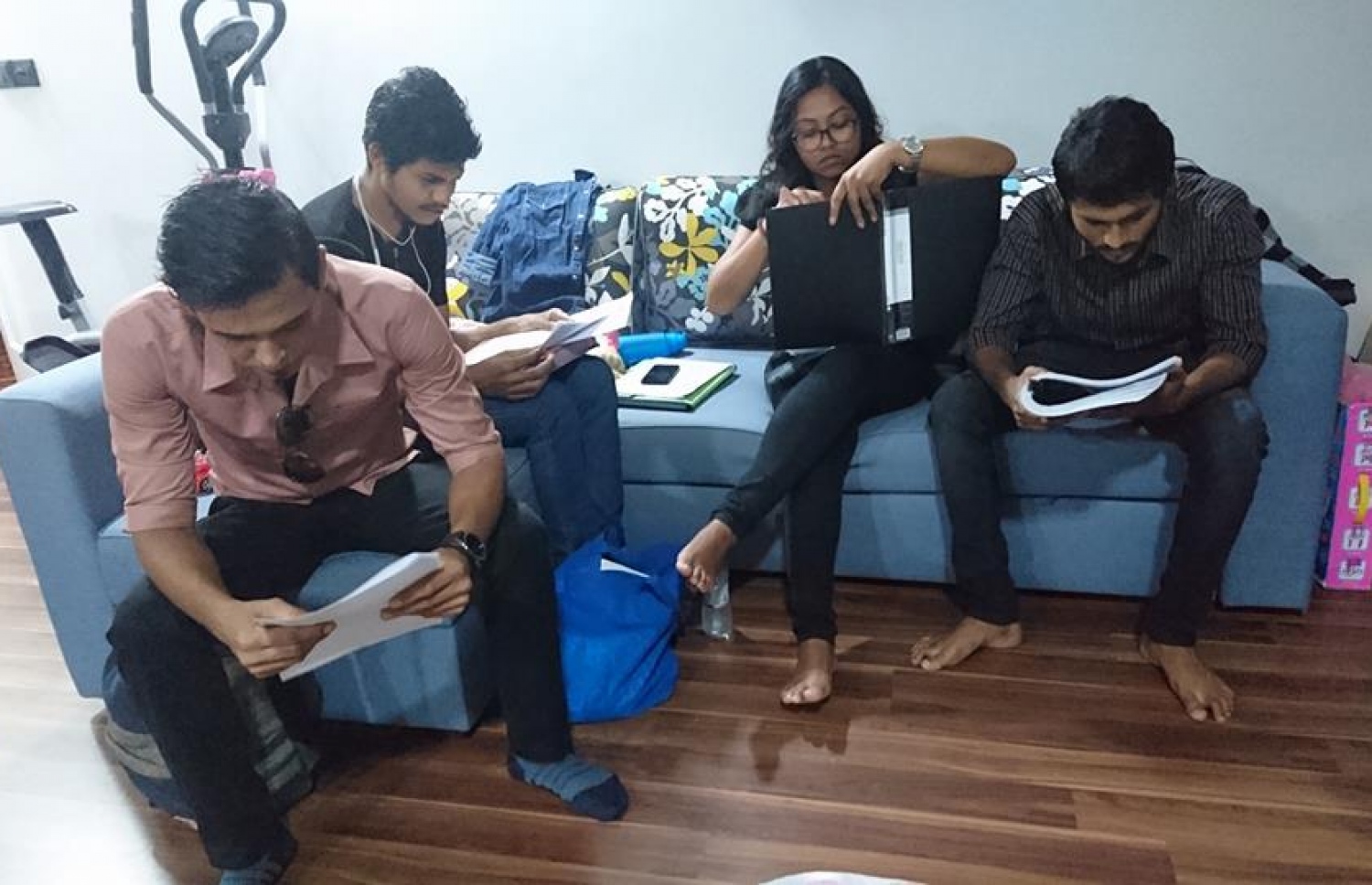 "ބޮސް" ގެ ޝޫޓިން ތެރެއިން.