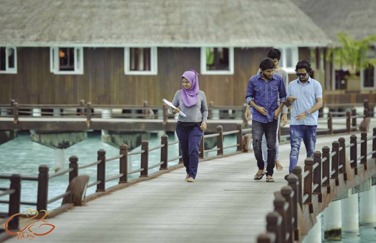 ނަހުލާ "ބޮސް" ގެ ޝޫޓިންގެ ތެރެއިން ބައެއް ކާސްޓުންނާ އެކު.