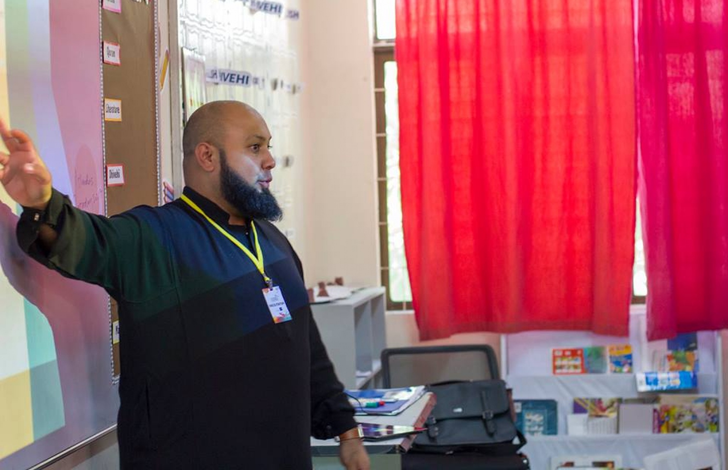 ސިންޕޯސިއަމްގައި ބައިވެރިވި ބޭފުޅަކު ވާހަކަދައްކަވަނީ.