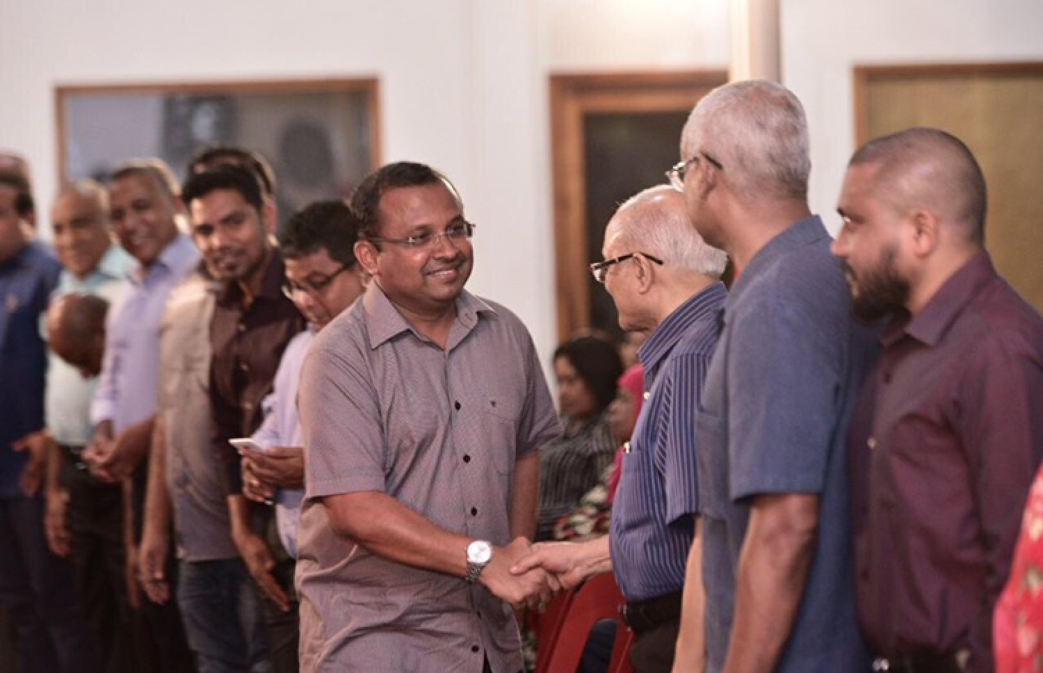 އިދިކޮޅު ފަރާތްތަކުން މިރޭ ބޭއްވި ޖަލްސާގައި މައުމޫން، ޖުމްހޫރީ ޕާޓީގެ ޑެޕިއުޓީ ލީޑަރު އަބްދުﷲ ރިޔާޒްއާ ސަލާމް ކުރައްވަނީ.---މިހާރު ފޮޓޯ: ހުސެއިން ވަހީދު