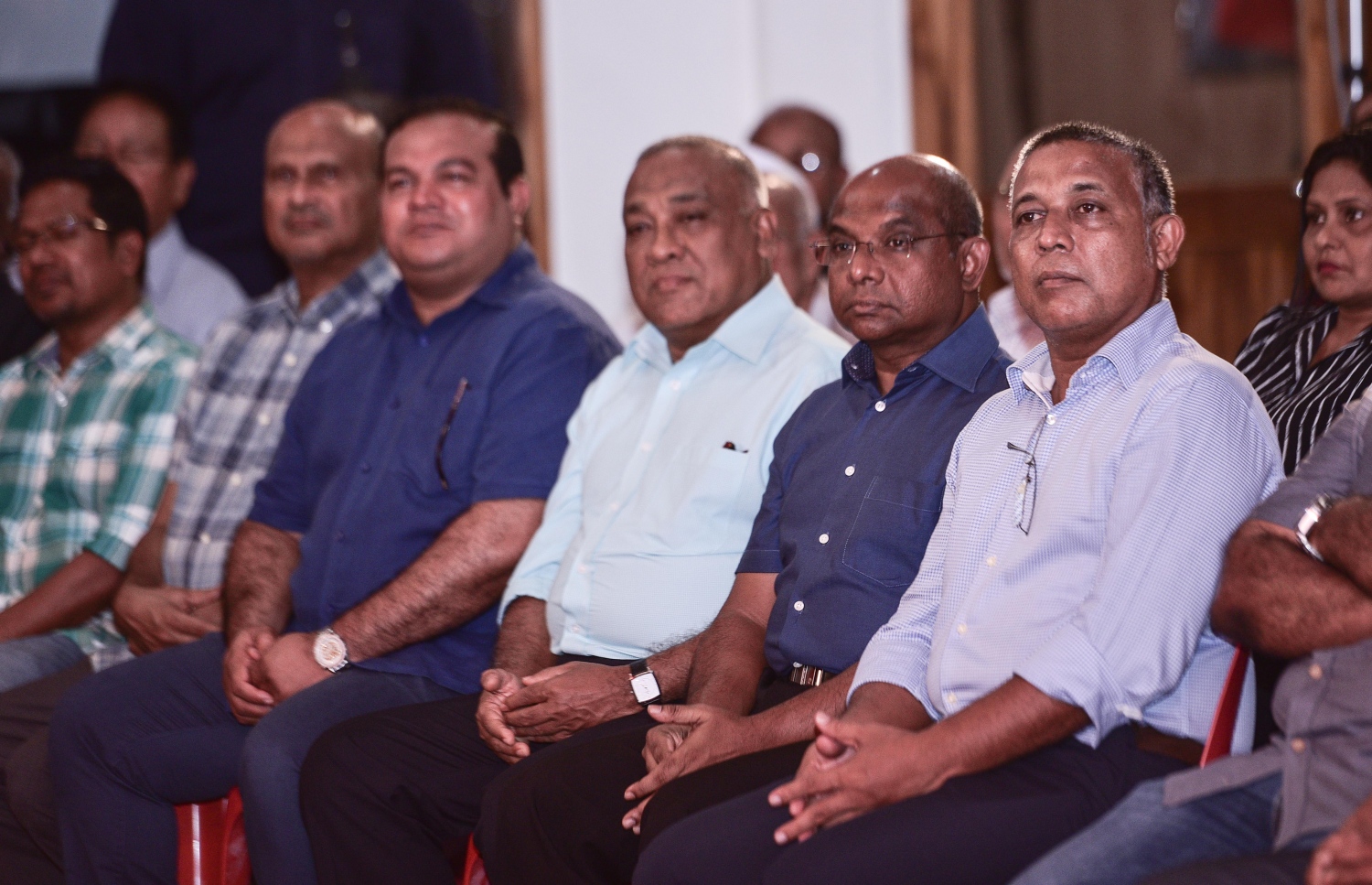 އިދިކޮޅު ފަރާތްތަކުން ކުނޫޒްގައި ރޭ ބޭއްވި ޖަލްސާގެ ތެރެއިން.---މިހާރު ފޮޓޯ: ހުސެއިން ވަހީދު