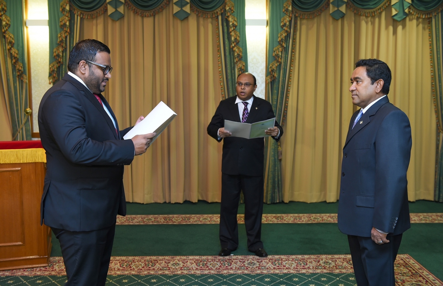 އަހުމަދު އަދީބު، ނައިބު ރައީސް ކަމުގެ ހުވާ ޖުލައި 22، 2015 ގައި ރައީސް ޔާމީންގެ ކުރިފުޅުމަތީގައި ކުރައްވަނީ.---ރައީސް އޮފީސް ފޮޓޯ