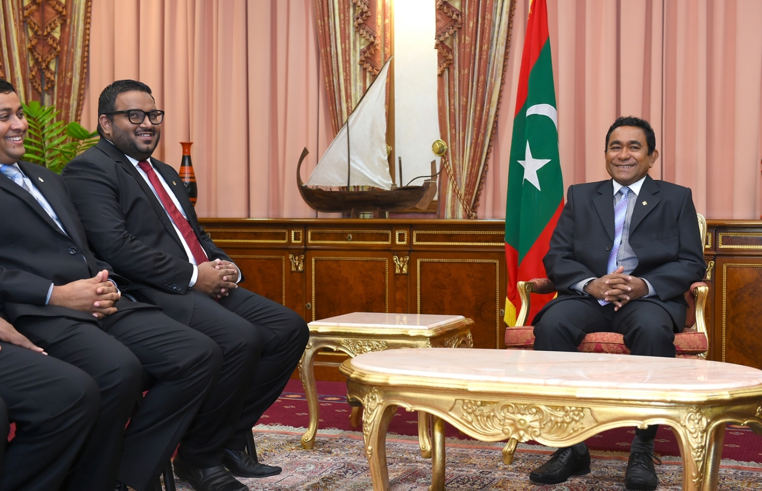 ނައިބު ރައީސްކަމުގެ ހުވާކުރެއްވުމަށް ފަހު އަދީބު، ރައީސް ޔާމީންގެ އަރިހުގައި: ބިން މިލްކުކުރެވޭ ގޮތަށް ގާނޫނުއަސާސީ ބަދަލުކުރީ ވެސް އަދި ނައިބު ރައީސަކަށް އަދީގެ ނަން ފާސްކުރީ ވެސް އެއް ދުވަހަކު .---ރައީސް އޮފީސް ފޮޓޯ