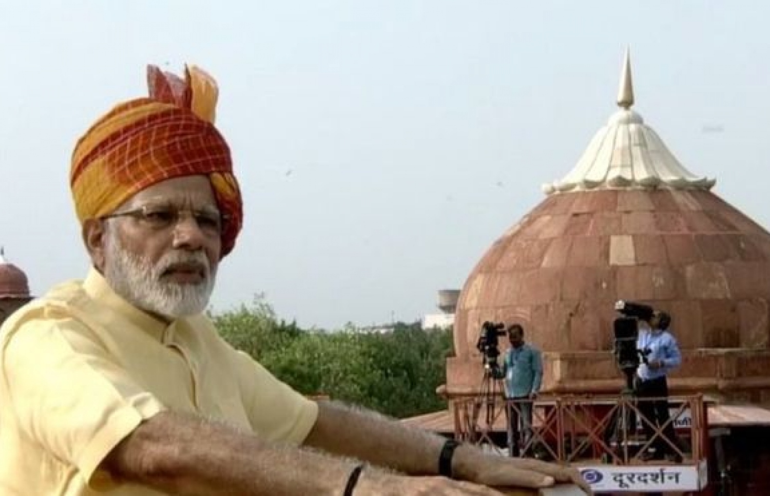 އިންޑިއާގެ ބޮޑު ވަޒީރު މޯދީ މިނިވަން ދުވަހުގެ ތަގްރީރު ދެއްވަނީ. --ފޮޓޯ:އޭއެފްޕީ