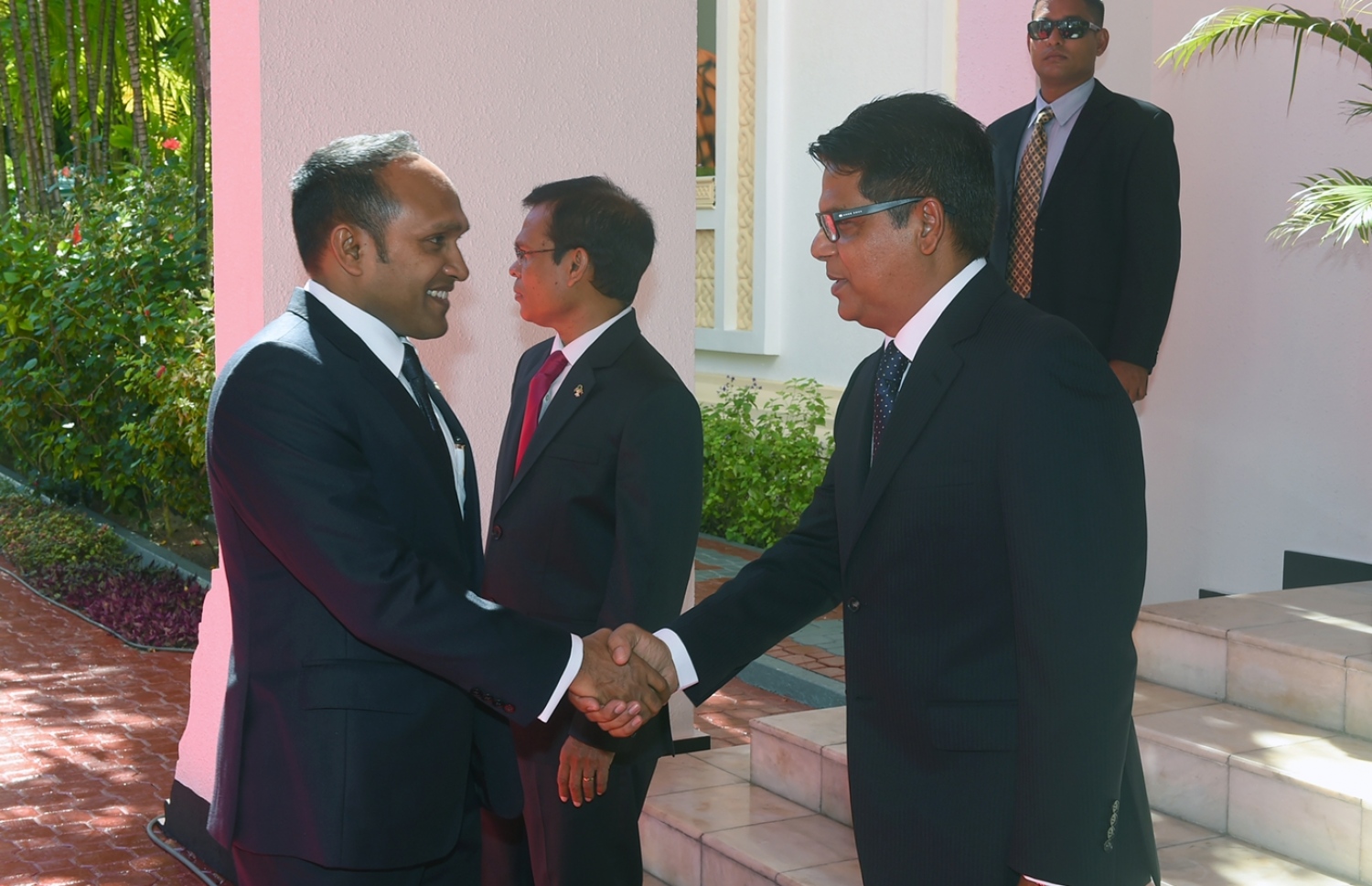 ދެހާސް ފަނަރަވަނަ އަހަރަށް ރައްޔިތުންގެ މަޖިލިސް ހުޅުވުމުގެ ޖަލްސާ އަށް އޭރުގެ ނައިބު ރައީސް ޖަމީލް ވަޑައިގަތުމުން، މަޖިލިހުގެ ނައިބު ރައީސް ރީކޯ މޫސާ މަނިކު މަރުހަބާ ދަންނަވަނީ.---ރައީސް އޮފީސް ފޮޓޯ