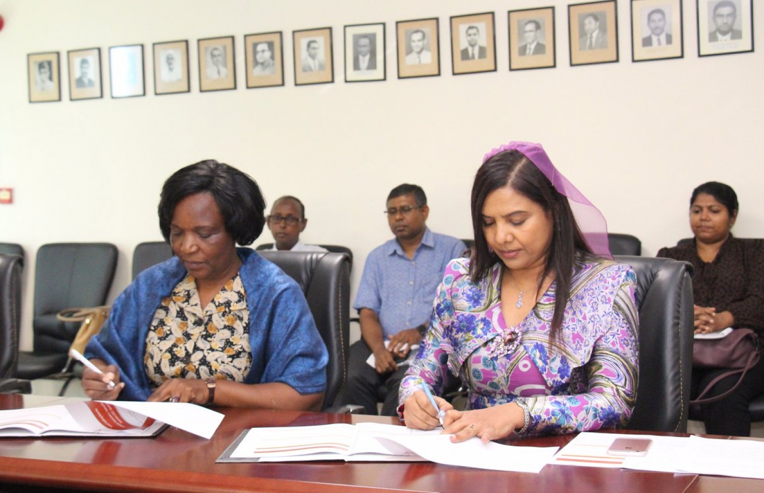 ޔުނީސެފާއި ރާއްޖޭގެ މިނިސްޓްރީތަކާއެކު ވެވޭ އެއްބަސްވުމެއްގައި އެޑިއުކޭޝަން މިނިސްޓަރު ޑރ. އާއިޝަތު ޝިހާމް (ކ) އަދި އެ ޖަމިއްޔާއިން ރާއްޖެ ކަނޑައަޅުއްވާަފައި ހުންނަވާ މަންދޫބު، ޑރ. އެލިސް އަކުންގާ ސޮއިކުރައްވަނީ.-- ފޮޓޯ: އެޑިއުކޭޝަން މިނިސްޓްރީ