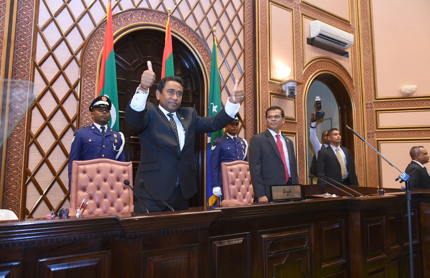 ރައްޔިތުންގެ މަޖިލިސް ހުޅުވުމުގެ ޖަލްސާއެއްގައި ރައީސް ޔާމީން ބައިވެރިވެވަޑައިގަންނަވާ އިރު މަސީހު އަރިހުގައި