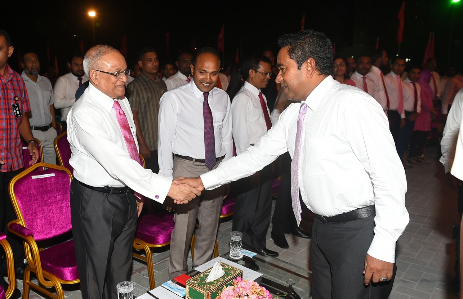 ފެބްރުއަރީ 19، 2015 ގައި ބޭއްވި ޕީޕީއެމް-އެމްޑީއޭގެ ރެލީއެއްގައި ރައީސް ޔާމީނާއި ރައީސް މައުމޫނާ ދެ ބޭފުޅުން ސަލާމް ކުރައްވަނީ.-- ފޮޓޯ: ރައީސް އޮފީސް