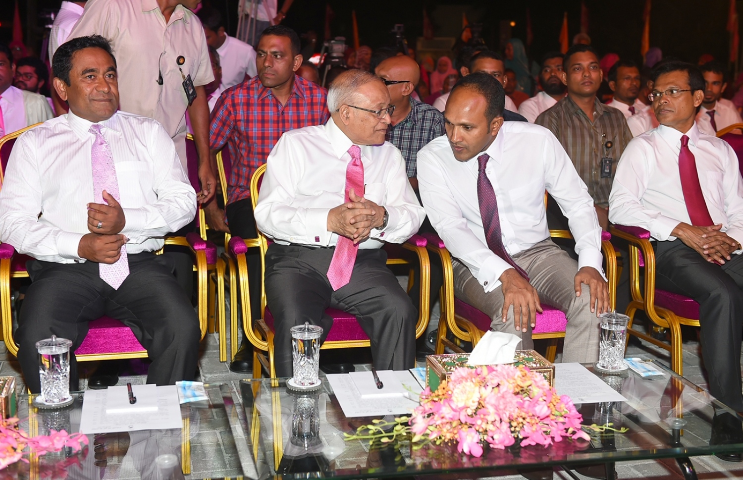 ޕީޕީއެމުން 2015 ގައި ބޭއްވި ރެލީއެއްގައި ކުރީގެ ރައީސް މައުމޫނާއި އޭރުގެ ނައިބު ރައީސް ޖަމީލް މަޝްވަރާ ކުރައްވާއިރު، (ވ) ރައީސް ޔާމީން.---ރައީސް އޮފީސް ފޮޓޯ