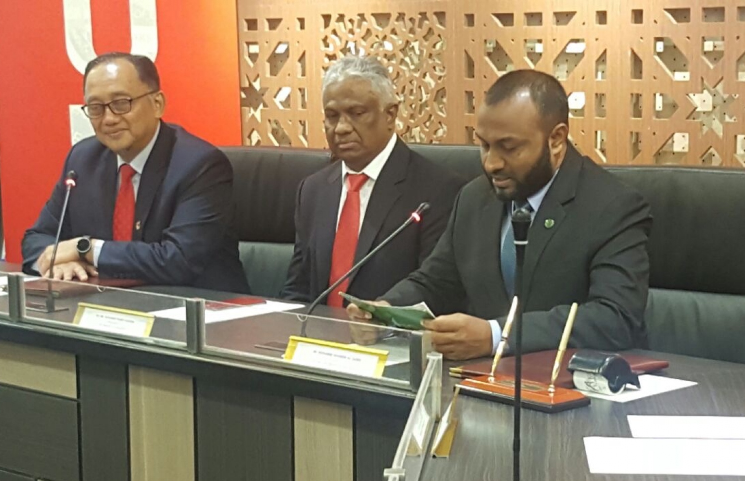 އައިޔޫއެމް އާއި މެލޭޝިޔާގެ ގައުމީ ޔުނިވާސިޓީއާ ދެމެދު އެއްބަސްވުމުގައި ސޮއިކުރެއްވުމަށްފަހު، އައިޔޫއެމްގެ ޗާންސެލާ ޑރ. ޝަހީމް (ކ) ވާހަކަދައްކަވަނީ.-- ފޮޓޯ: އައިޔޫއެމް