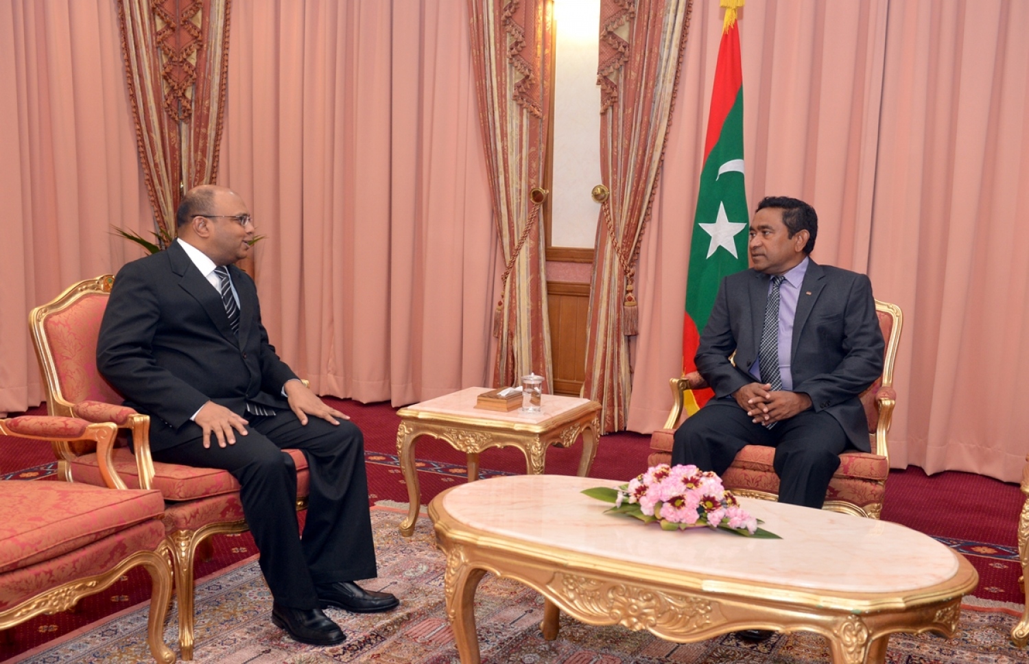 ރައީސް އަބްދުﷲ ޔާމީން (ކ)، އުއްތަމަފަނޑިޔާރު އަބްދުﷲ ސައިދާ ބައްދަލުކުރައްވަނީ.--- ފޮޓޯ: ރައީސް އޮފީސް