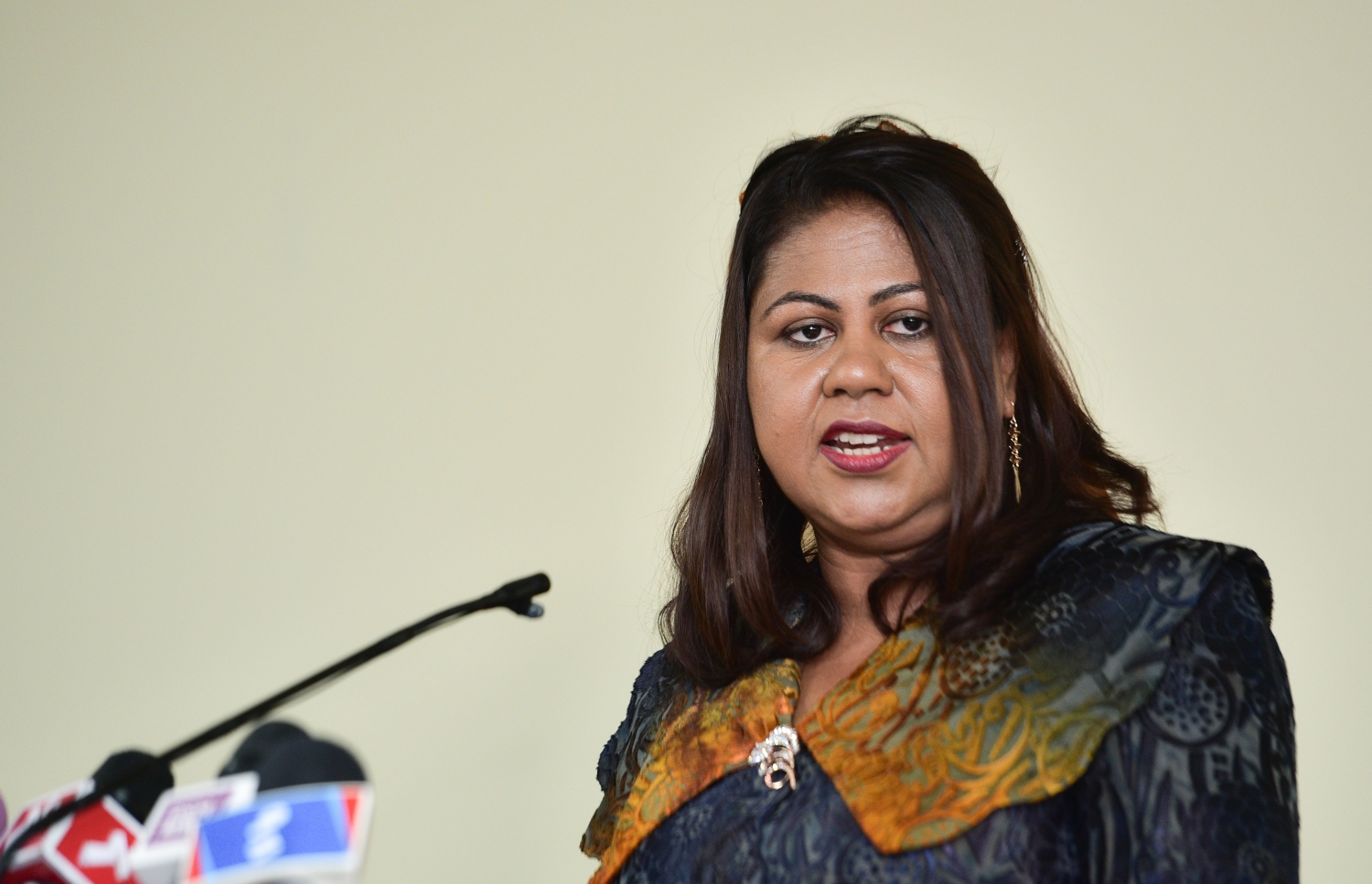 ކުރީގެ ގަވަރުނަރު އަޒީމާ: ބޭރުގައި ދިރިއުޅުއްވަމުން ގެންދަވާ އަޒީމާ، އޭސީސީގެ ތަހުގީގަށް ހާޒިރުވާން ވެސް އެންގި. --ފޮޓޯ/މިހާރު