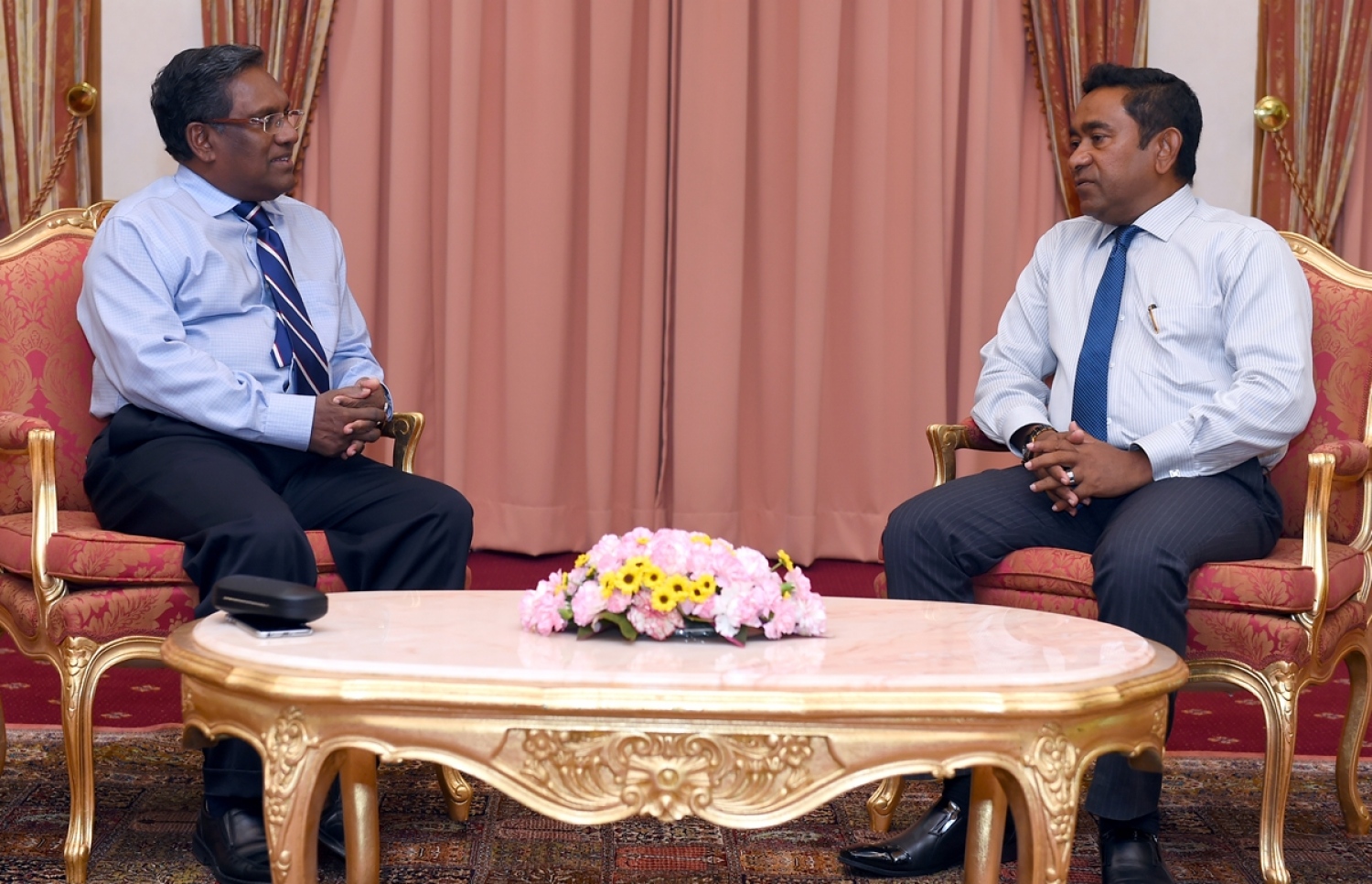 ރައީސް އަބްދުﷲ ޔާމީނާއި ކުރީގެ ރައީސް މުހައްމަދު ވަހީދު ޖެނުއަރީ 25، 2015 ގައި ރައީސް އޮފީހުގައި ބައްދަލުކުރައްވަނީ.---ރައީސް އޮފީސް ފޮޓޯ