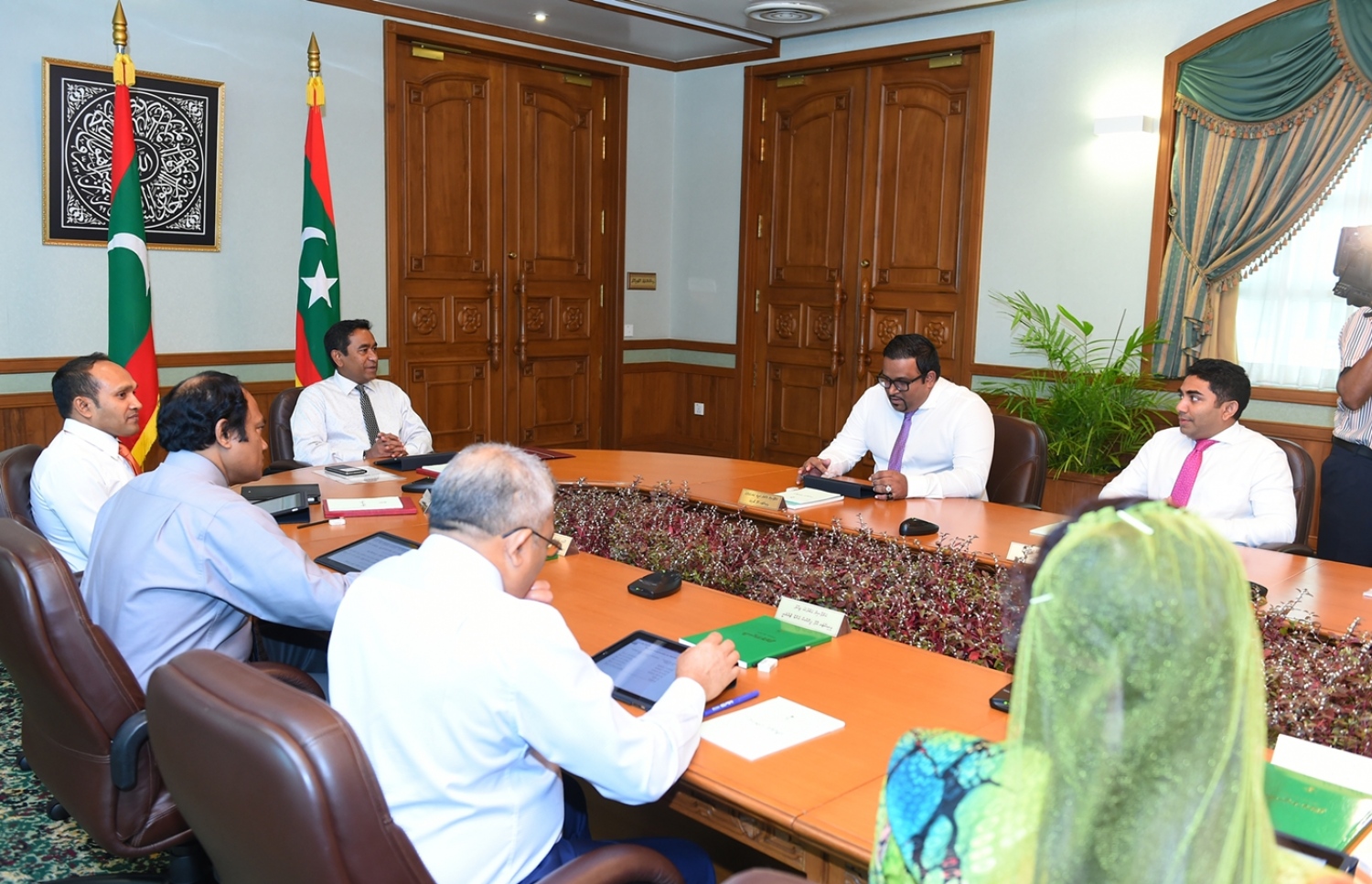 ރައީސް އަބްދުﷲ ޔާމީން ޖެނުއަރީ 22، 2015 ގައި ބޭއްވި ކެބިނެޓް ބައްދަލުވުމެއްގައި ރައީސް އޮފީހުގެ އޭރުގެ މިނިސްޓަރު އަމީން (ކ): މި ސަރުކާރުން ކުއްލި ގޮތަކަށް ބޮޑު 19 ބިމެއް ވިއްކަން ނިންމި މައްސަލަ އަށް ފާޑުވިދާޅުވި.---ރައީސް އޮފީސް ފޮޓޯ