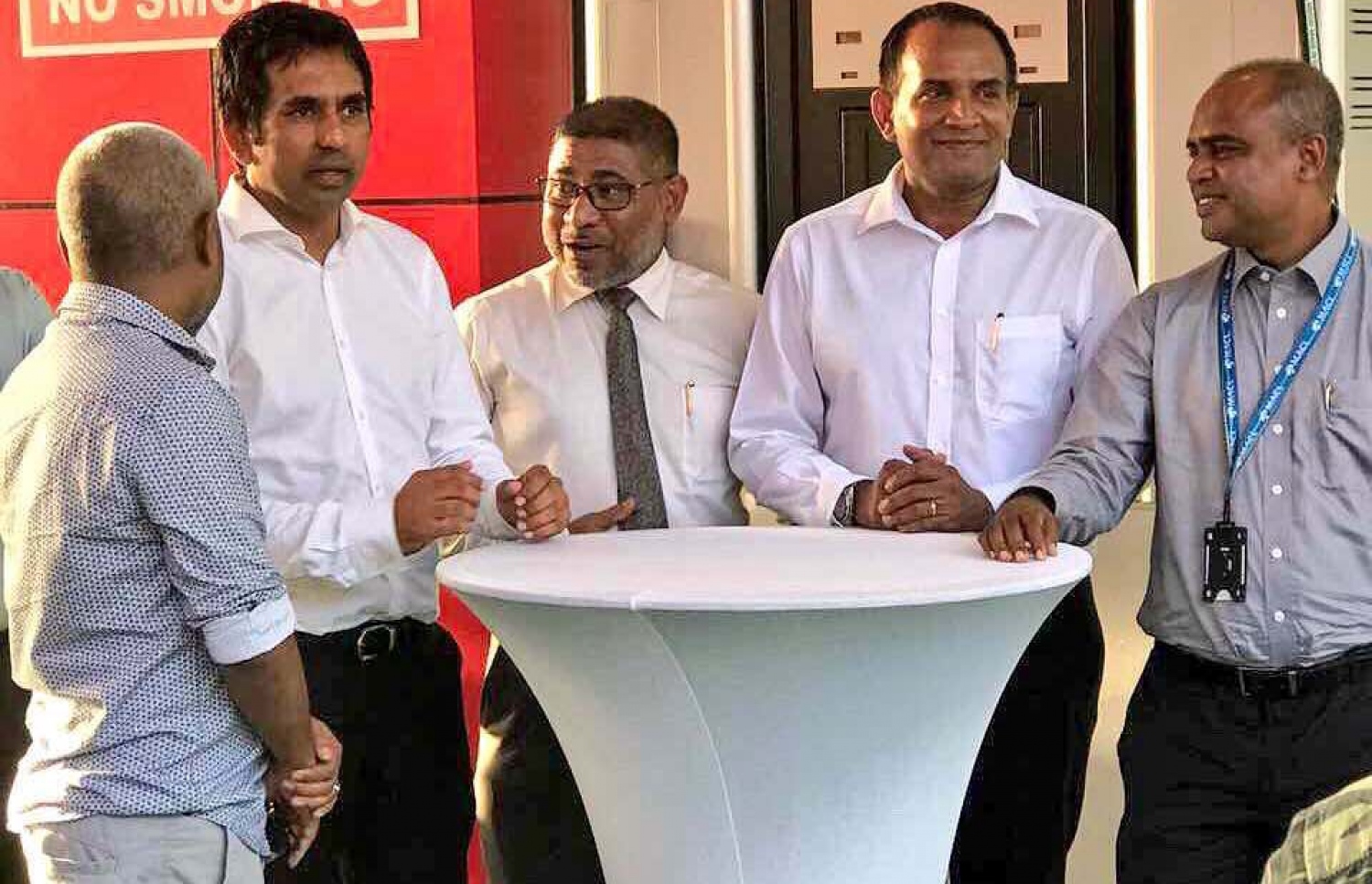 ހުޅުމާލޭގައި އެފްއެސްއެމްގެ ޕެޓްރޯލް ޝެޑް ހުޅުވުމަށް ބޭއްވި ރަސްމިއްޔާތުގައި މިނިސްޓަރު ސައީދު (ވ-2) އާ އެކު ސަރުކާރު ކުންފުނިތަކުގެ އިސް ވެރިން ބައިވެރިވެވަޑައިގަންނަވަނީ