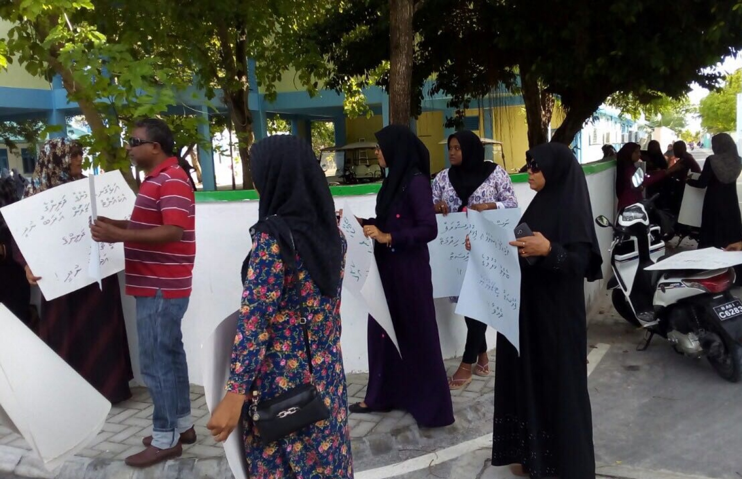 ތިނަދޫ ސްކޫލުގެ ޓީޗަރުން ވަޒީފާއިން ވަކި ކުރަން ނިންމުމުން ބެލެނިވެރިން މުޒާހަރާ ކުރަނީ