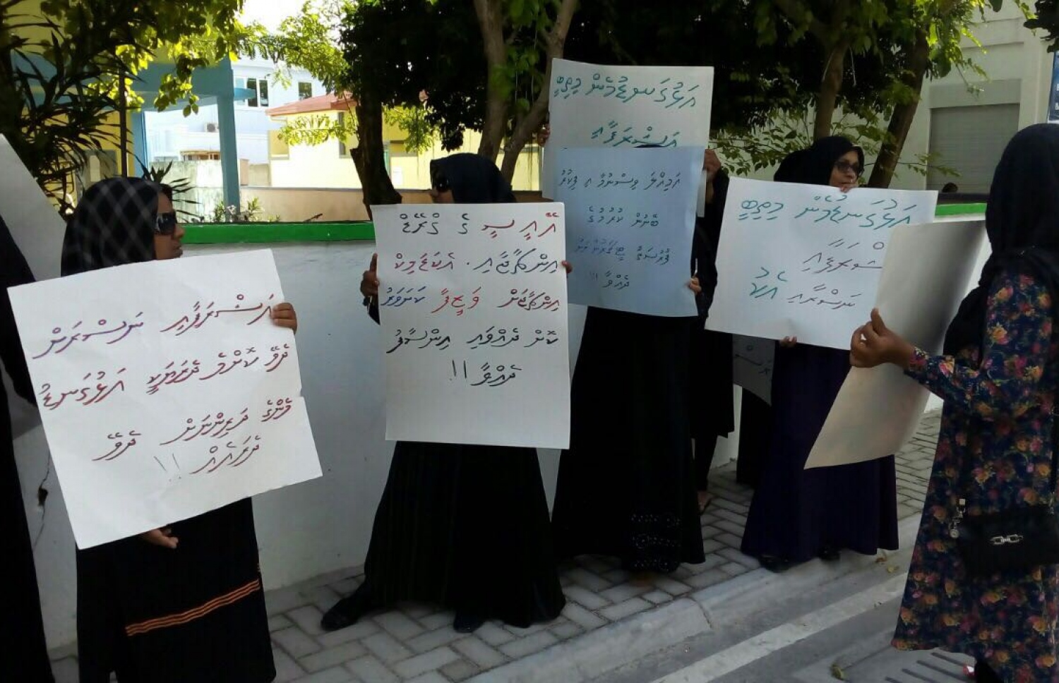 ގދ. އަތޮޅު ތައުލީމީ މަރުކަޒުގެ ދެ މުވައްޒަފުން ވަކިކުރާތީ ކަމަށް ބުނެ އެ ސްކޫލު ކައިރީގައި ބެލެނިވެރިން މުޒާހަރާކުރަނީ.-