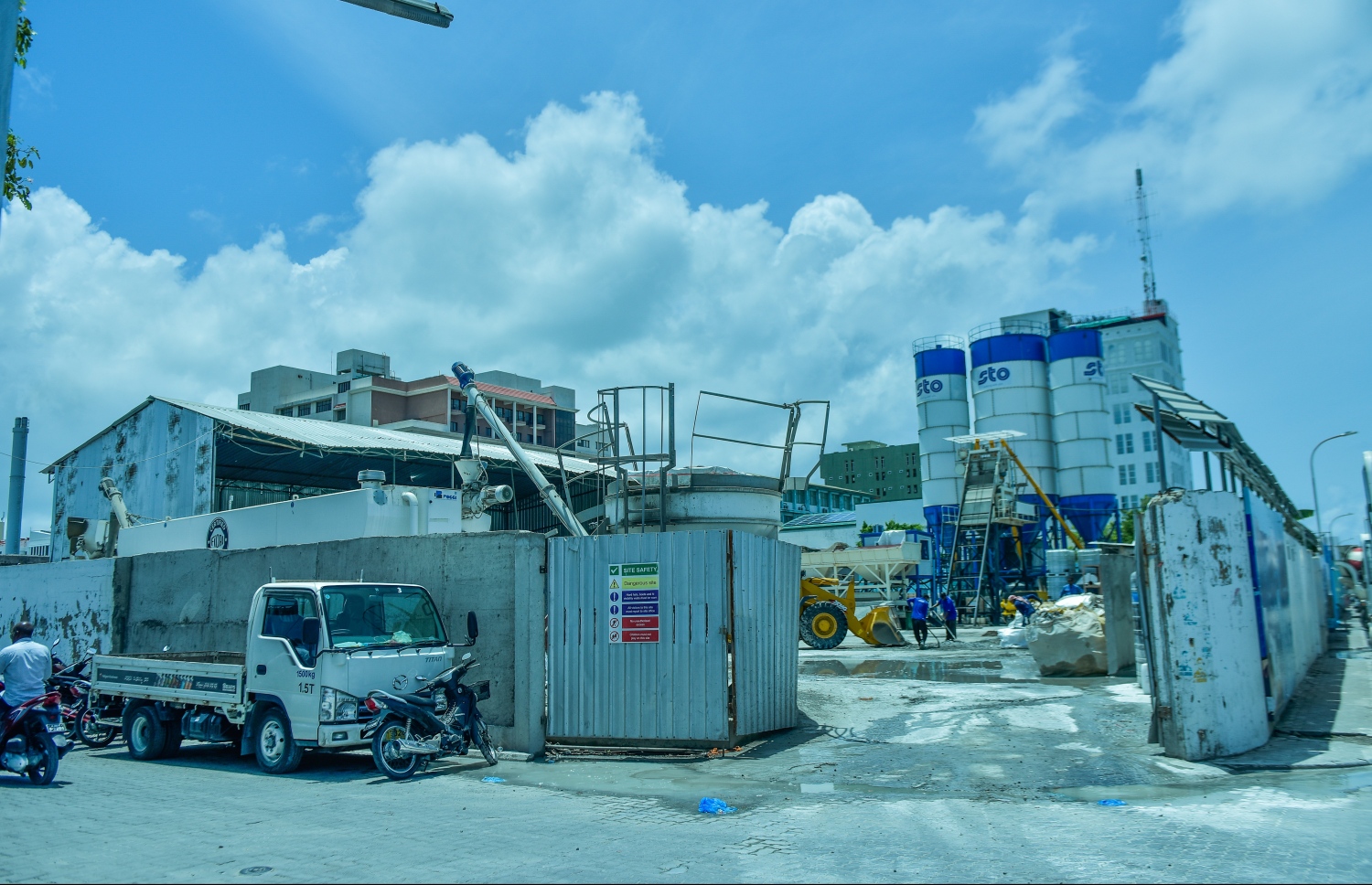 ހައުސިން މިނިސްޓްރީން ވިއްކަން އިއުލާން އިއުލާންކޮށްފައިވާ އެސްޓީއޯ ރެޑީ މިކްސް ތައްޔާރުކުރާ ކޮށި. ފޮޓޯ: ނިޝާން އަލީ /މިހާރު