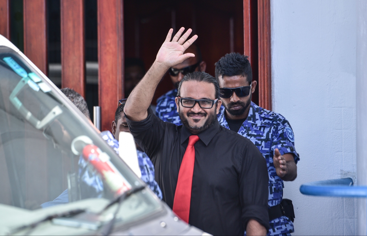 ކްރިމިނަލް ކޯޓުގައި މިއަދު ބޭއްވި ޝަރީއަތަށް ފަހު، އަދީބު އަނބުރާ ދޫނިދު އަށް ގެންދަނީ.---މިހާރު ފޮޓޯ: ހުސެއިން ވަހީދު