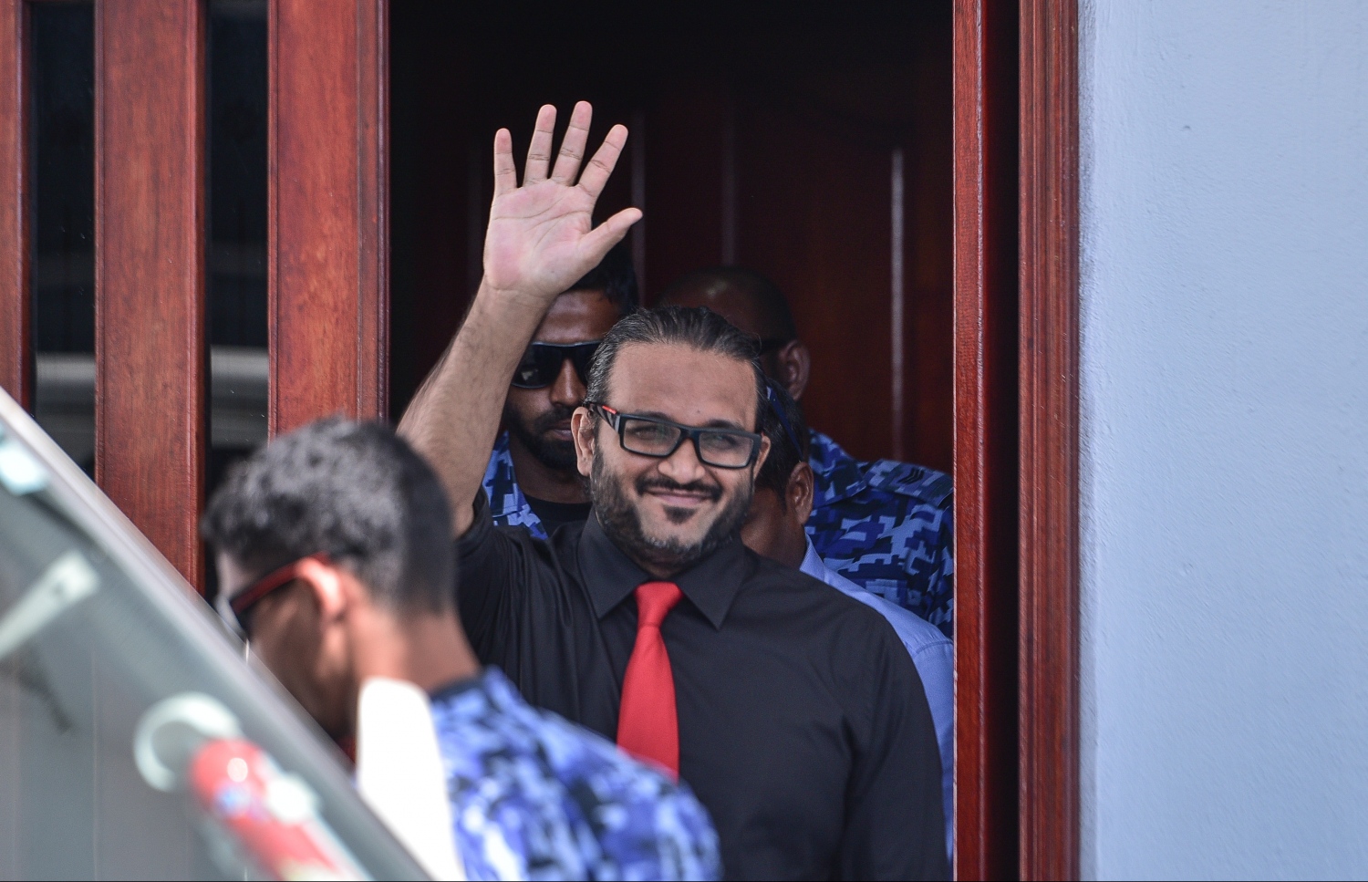 ކްރިމިނަލް ކޯޓުގައި ބޭއްވި އަޑުއެހުމަކަށް ފަހު ކުރީގެ ނައިބު ރައީސް އަހުމަދު އަދީބު ކްރިމިނަލް ކޯޓުން ނިކުމެވަޑައިގަންނަަވަނީ.-- ފޮޓޯ: ހުސެއިން ވަހީދު/ މިހާރު