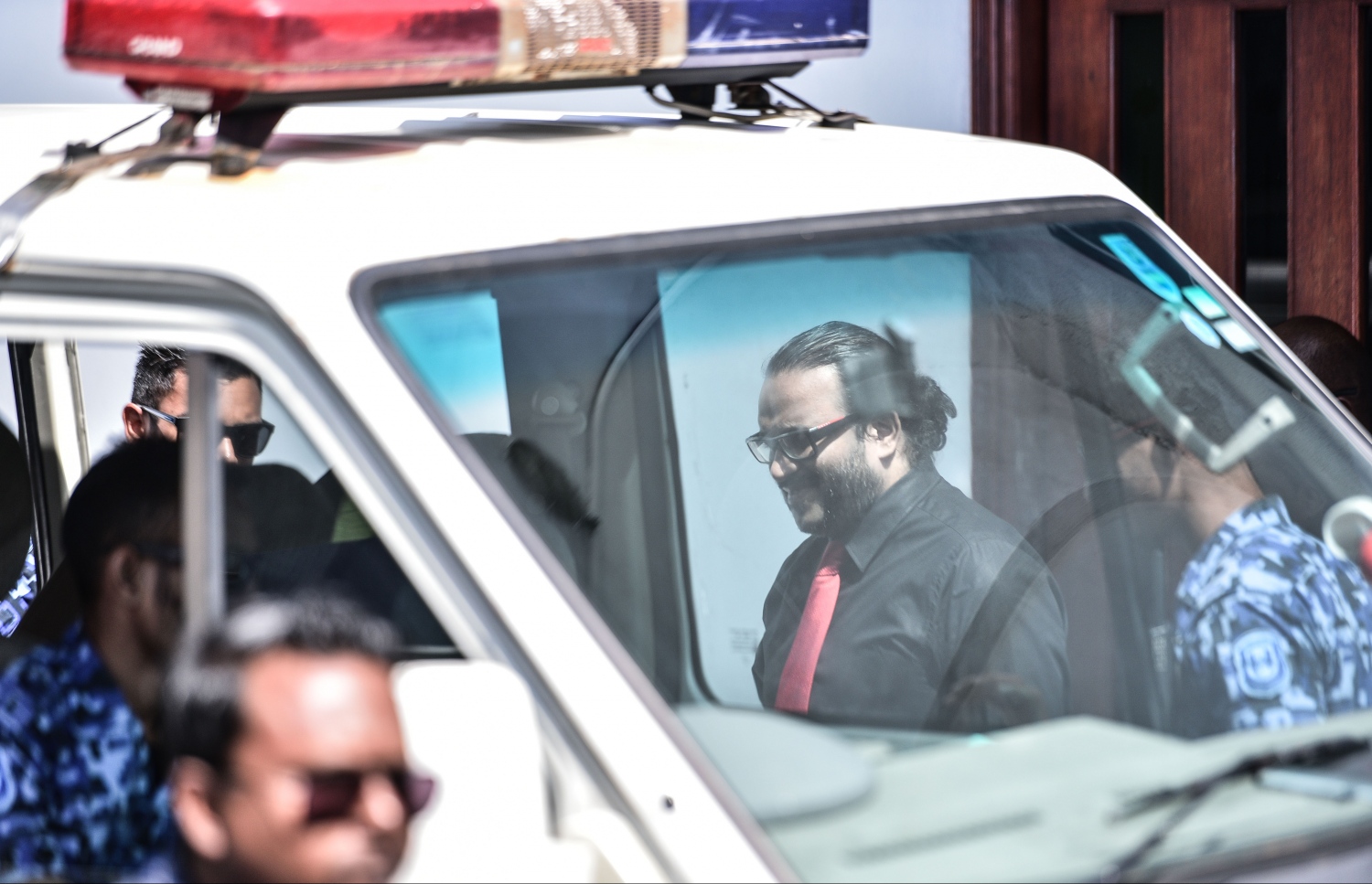 އަދީބު ކޯޓުން ނުކުމެވަޑައިގެން ފުލުހުންގެ ވެހިކަލަށް އަރާވަޑައިގަންނަވަނީ.