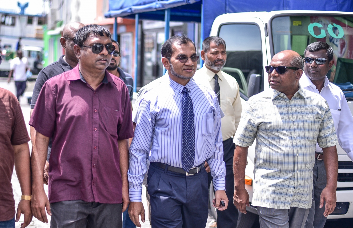 އިދިކޮޅު އެހެން ބައެއް މެމްބަރުންނާއެކު، މެމްބަރު އިބްރާހިމް ދީދީ ވަޑައިގަންނަވަނީ.---ފައިލް ފޮޓޯ: މިހާރު