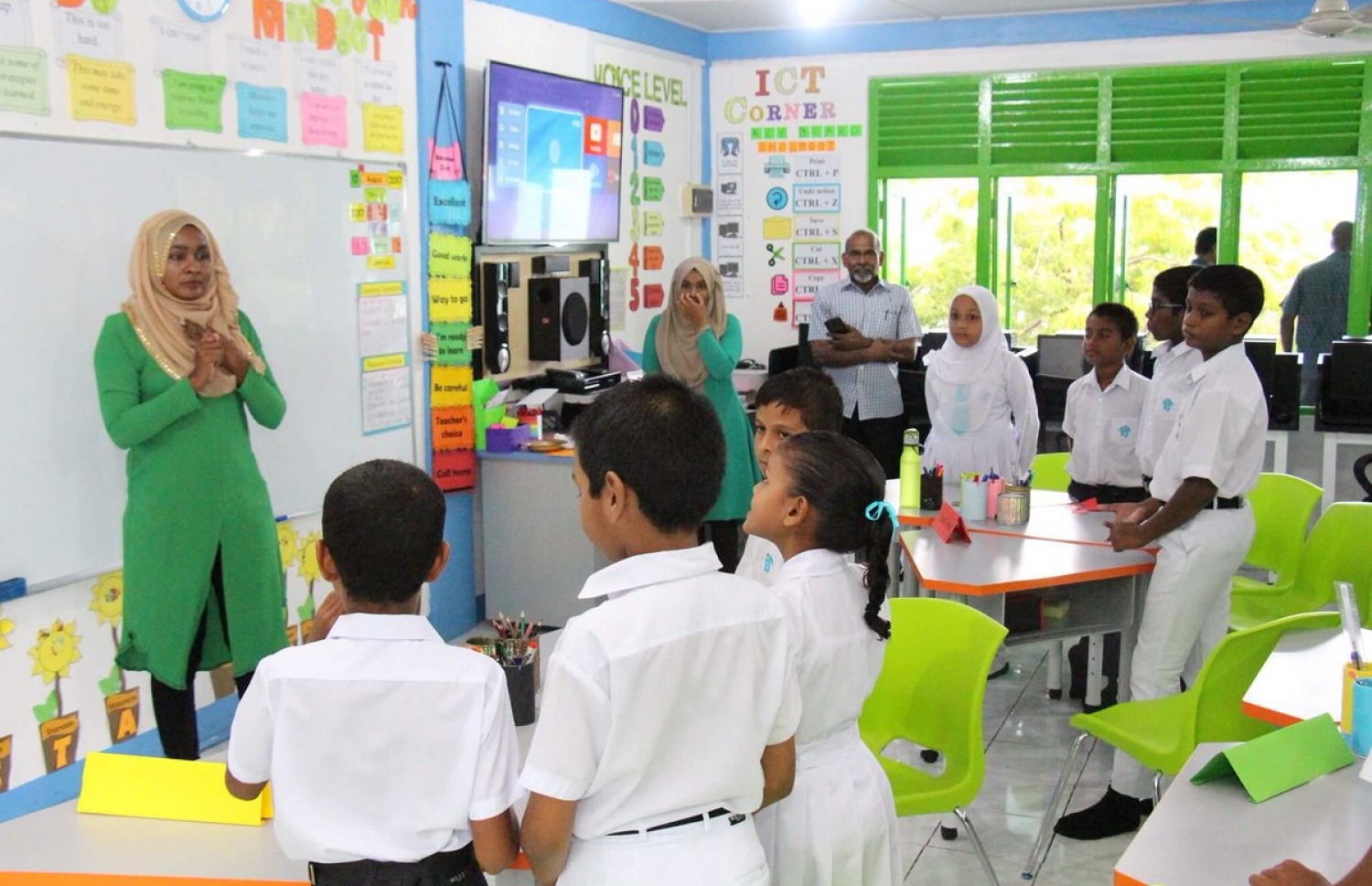 މަލްޓި ގްރޭޑު ޓީޗިން ތައާރަފްކުރުމަށް މިއަދު ވ. އަތޮޅު ތައުލީމީ މަރުކަޒުގައި ބޭއްވި ރަސްމިއްޔާތުގައި، އެ ސްކޫލުގެ ދަރިވަރުންތަކެއް ބައިވެރިވަނީ.-- ފޮޓޯ: އެޑީއުކޭޝަން މިނިސްޓްރީ