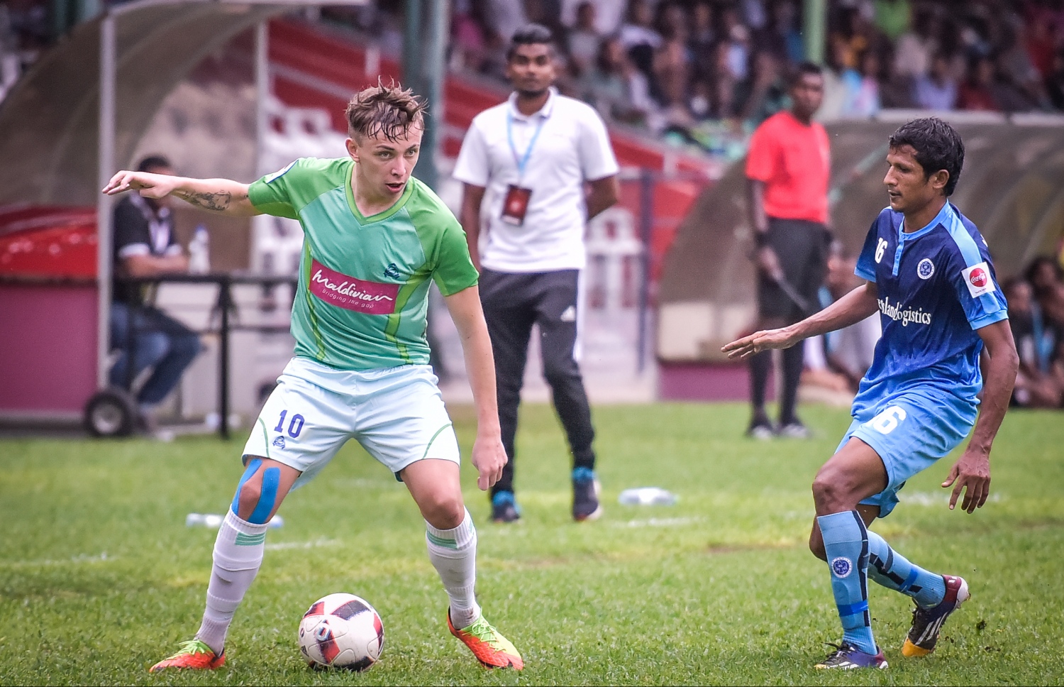 ނިއުގެ ބިޗަޑް (ކ) ކައިރިން ގްރީން ސްޓްރީޓްސްގެ އިލިއާ ބޯޅަ ހިފައިގެންދާން މަސައްކަތް ކުރަނީ.- ފޮޓޯ: ނިޝާން އަލީ/ މިހާރު