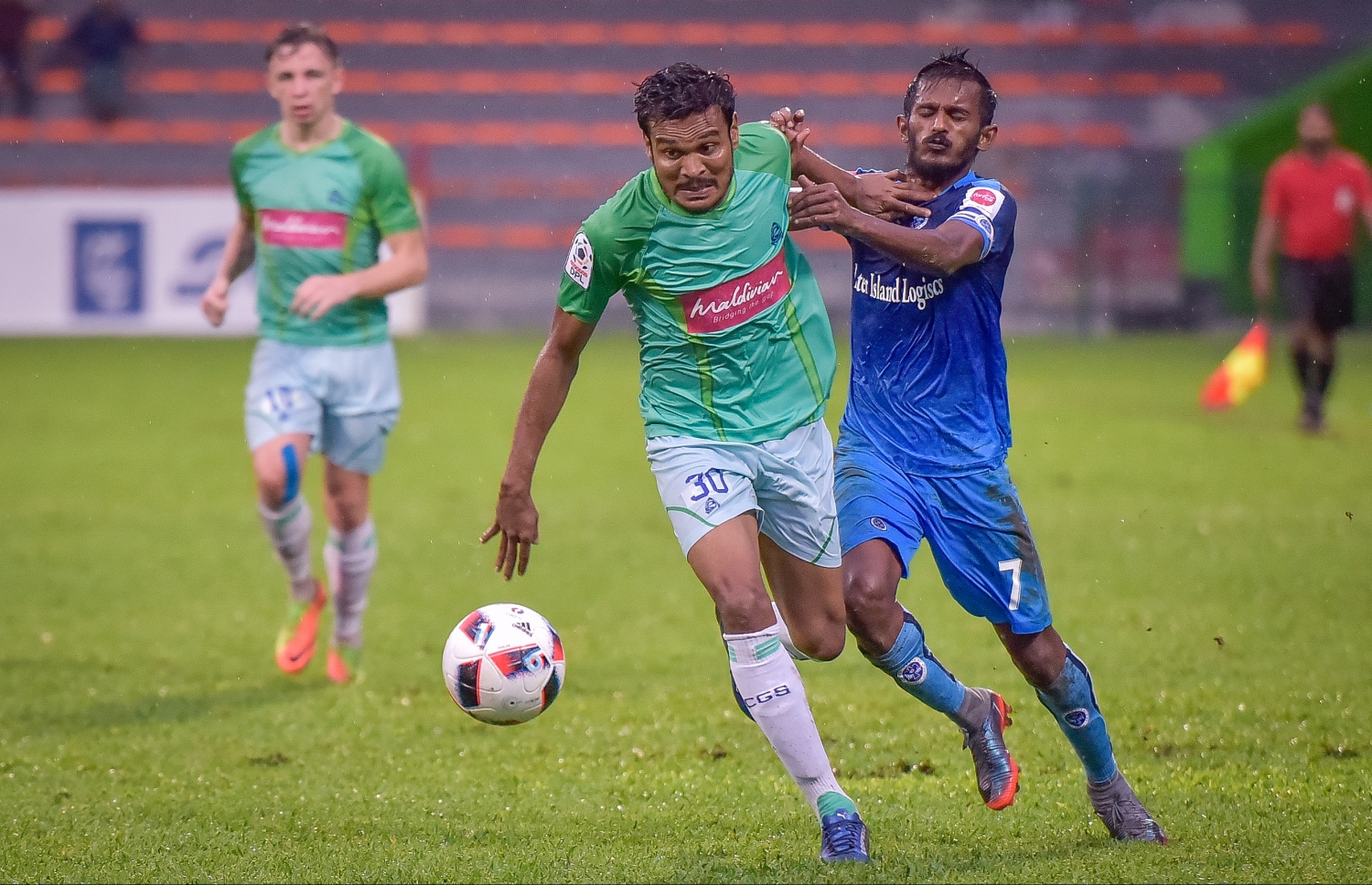 ގްރީން ސްޓްރީޓްސްގެ ޝާފީ (ވ) ކައިރިން ނިއުގެ ސެންޓޭ ކައިރިން ބޯޅަ ހިފައިގެންދާން މަސައްކަތް ކުރަނީ.-- ފޮޓޯ: ނިޝާން އަލީ/ މިހާރު