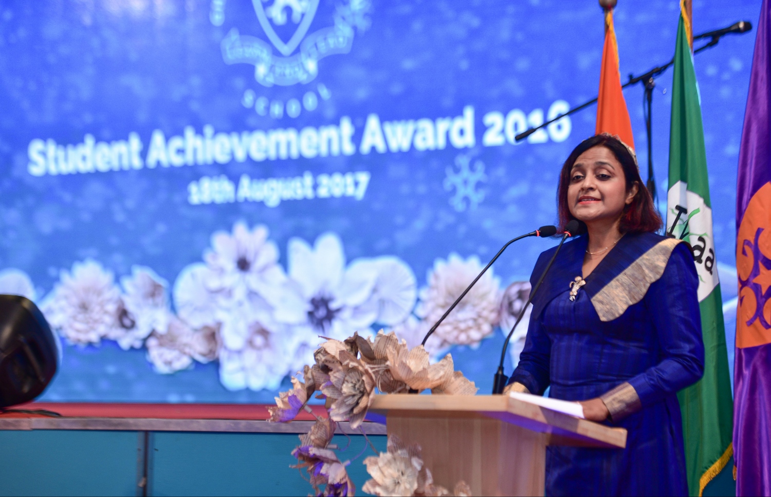 މާލެ: އޮގަސްޓް 18، 2017- ޢިޔާސުއްދީން ސްކޫލުގެ މިދިޔަ އަހަރުގެ އަހަރީ އިނާމު ދިނުމުގެ ޖަލްސާގެ ޝަރަފުވެރި މެހެމާނު، މިނިސްޓްރީ އޮފް ހެލްތުގެ ސްޓޭޓް މިނިސްޓަރު ދުންޔާ މައުމޫން ވާހަކަދައްކަވަނީ.---މިހާރު ފޮޓޯ: ހުސެއިން ވަހީދު