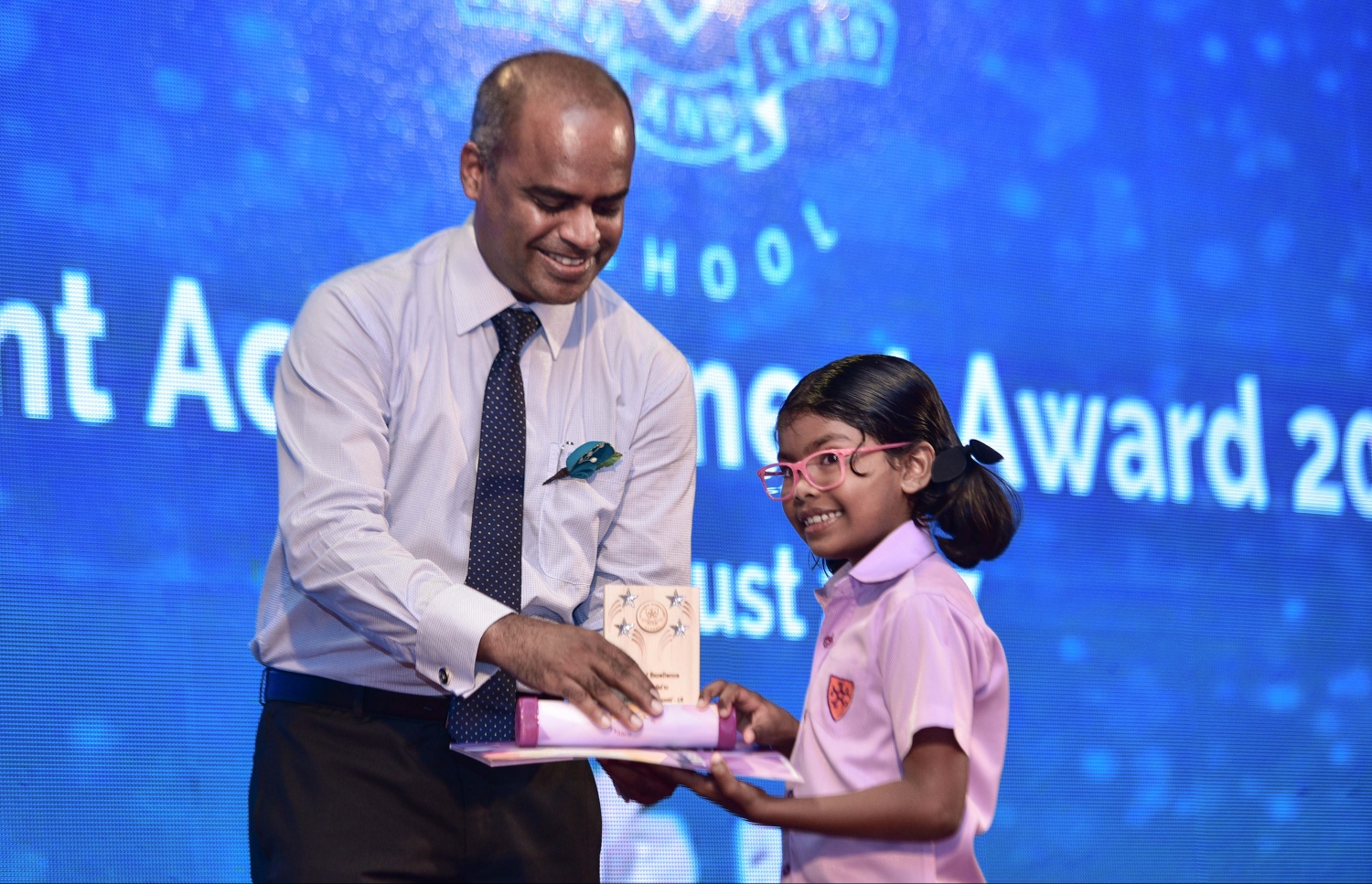 މާލެ: އޮގަސްޓް 18، 2017- ޣިޔާސުއްދީން ސްކޫލުގެ މިދިޔަ އަހަރުގެ އަހަރީ އިނާމު ދިނުމުގެ ޖަލްސާގައި، އެމްއޭސީއެލްގެ މެނޭޖިން ޑިރެކްޓަރު އާދިލް މޫސާ ދަރިވަރަކާ އިނާމު ހަވާލުކުރައްވަނީ. ---މިހާރު ފޮޓޯ: ހުސެއިން ވަހީދު