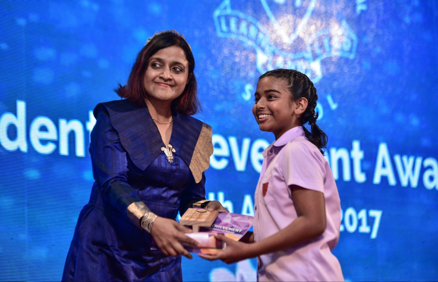 މާލެ: އޮގަސްޓް 18، 2017- ޣިޔާސުއްދީން ސްކޫލުގެ މިދިޔަ އަހަރުގެ އަހަރީ އިނާމު ދިނުމުގެ ޖަލްސާގައި، ހެލްތު މިނިސްޓްރީގެ ސްޓޭޓް މިނިސްޓަރު ދުންޔާ މައުމޫން ދަރިވަރަކާ އިނާމު ހަވާލުކުރައްވަނީ. ---މިހާރު ފޮޓޯ: ހުސެއިން ވަހީދު