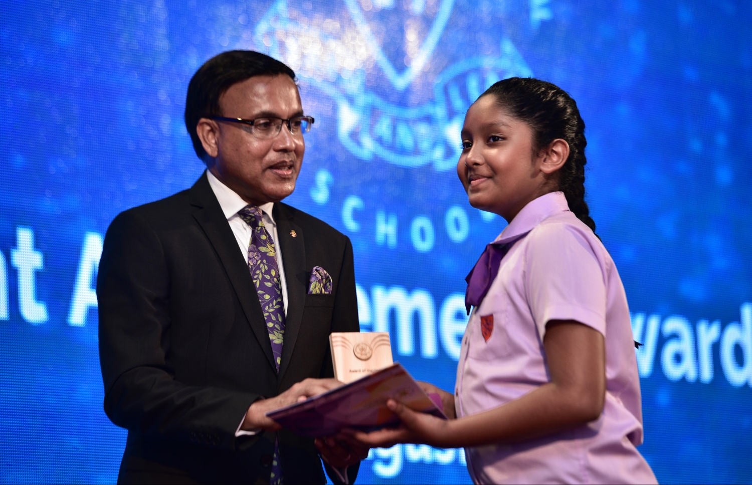 މާލެ: އޮގަސްޓް 18، 2017- ޣިޔާސުއްދީން ސްކޫލުގެ މިދިޔަ އަހަރުގެ އަހަރީ އިނާމު ދިނުމުގެ ޖަލްސާގެ ތެރެއިން.---މިހާރު ފޮޓޯ: ހުސެއިން ވަހީދު