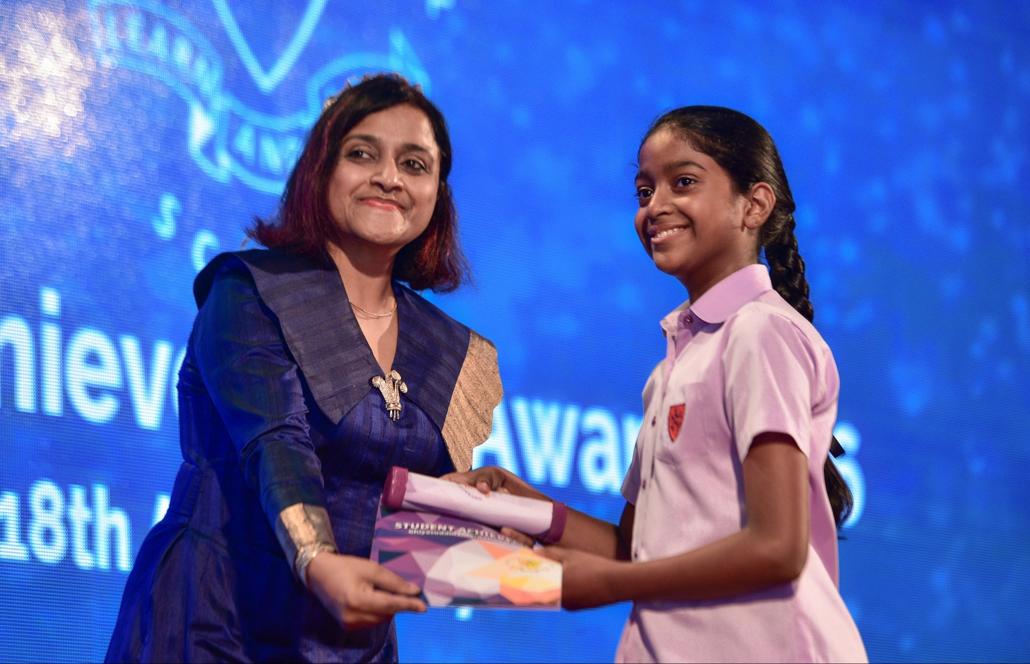 މާލެ: އޮގަސްޓް 18، 2017- ޣިޔާސުއްދީން ސްކޫލުގެ މިދިޔަ އަހަރުގެ އަހަރީ އިނާމު ދިނުމުގެ ޖަލްސާ ޝަރަފުވެރި ކޮށްދެއްވި ދުންޔާ މައުމޫން، އެކަމަނާގެ ދަރިކަނބަލުންނާ އިނާމު ހަވާލުކުރައްވަނީ.---މިހާރު ފޮޓޯ: ހުސެއިން ވަހީދު