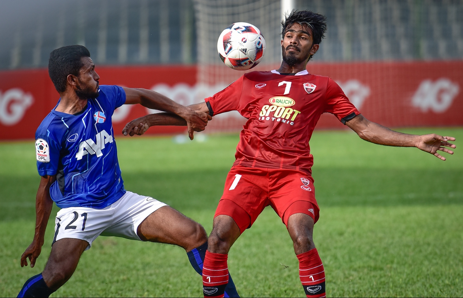 ޓީސީގެ އިއްބެ (ކ) މެއިން ބޯޅަ ކޮންޓްރޯލް ކުރާއިރު އޭނާ އަތުން ބޯޅަ ހޯދަން ތިނަދޫގެ އިމްރާން މަސައްކަތް ކުރަނީ. -- ފޮޓޯ: ނިޝާން އަލީ/ މިހާރު