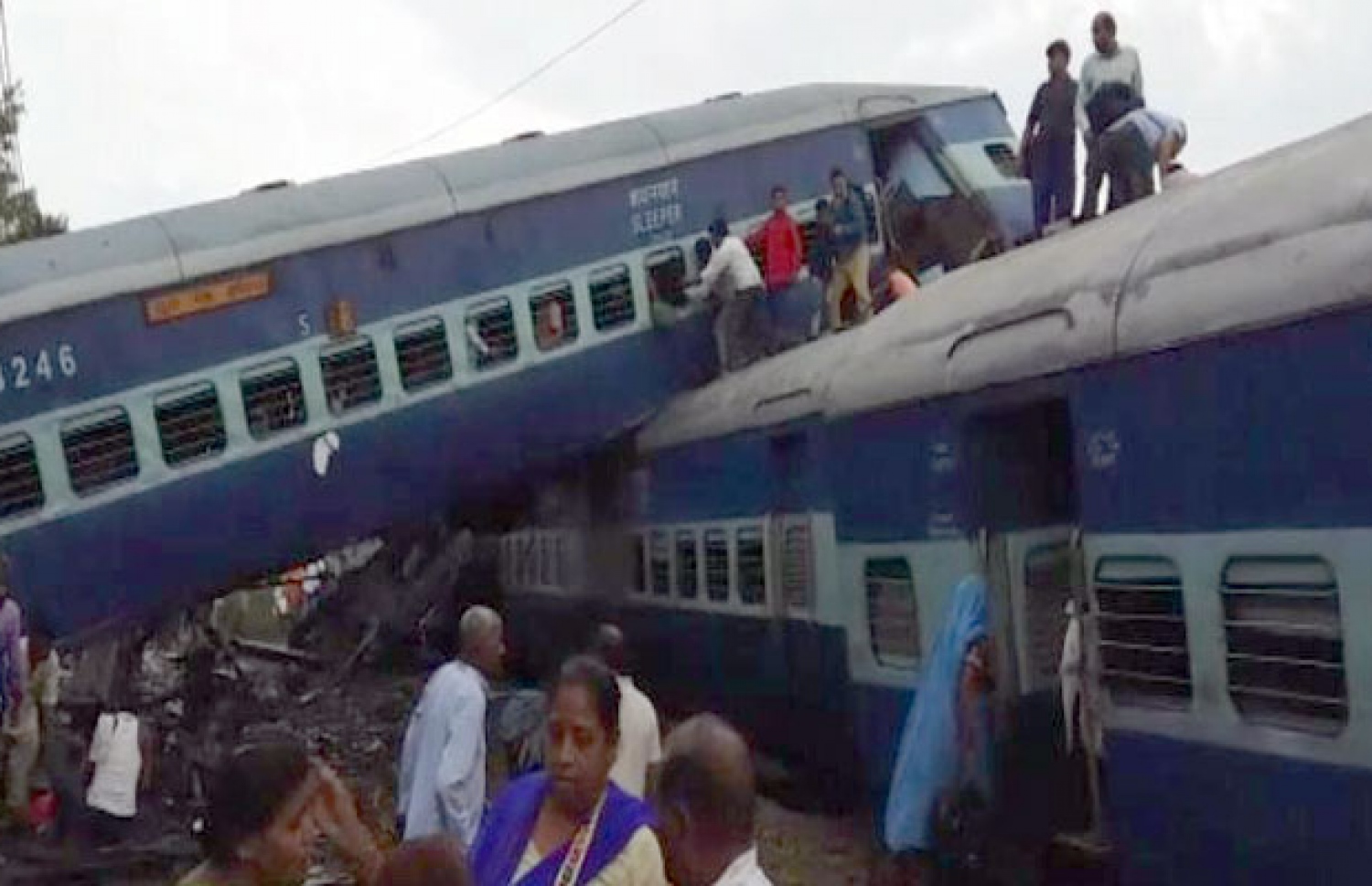 ރޭލް އެކްސިޑެންޓުގައި މީހުން ސަލާމަތް ކުރަން ދިއްލީން ވަނީ ޚާއްސަ ޓީމެއް ފޮނުވާފައި. --ފޮޓޯ:އެންޑީޓީވީ