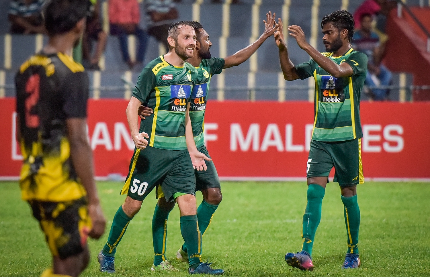 ލަނޑު ޖެހުމަށް ފަހު މާޒިޔާ ކުޅުންތެރިން އުފާފާޅުކުރަނީ.-- ފޮޓޯ: ނިޝާން އަލީ/ މިހާރު