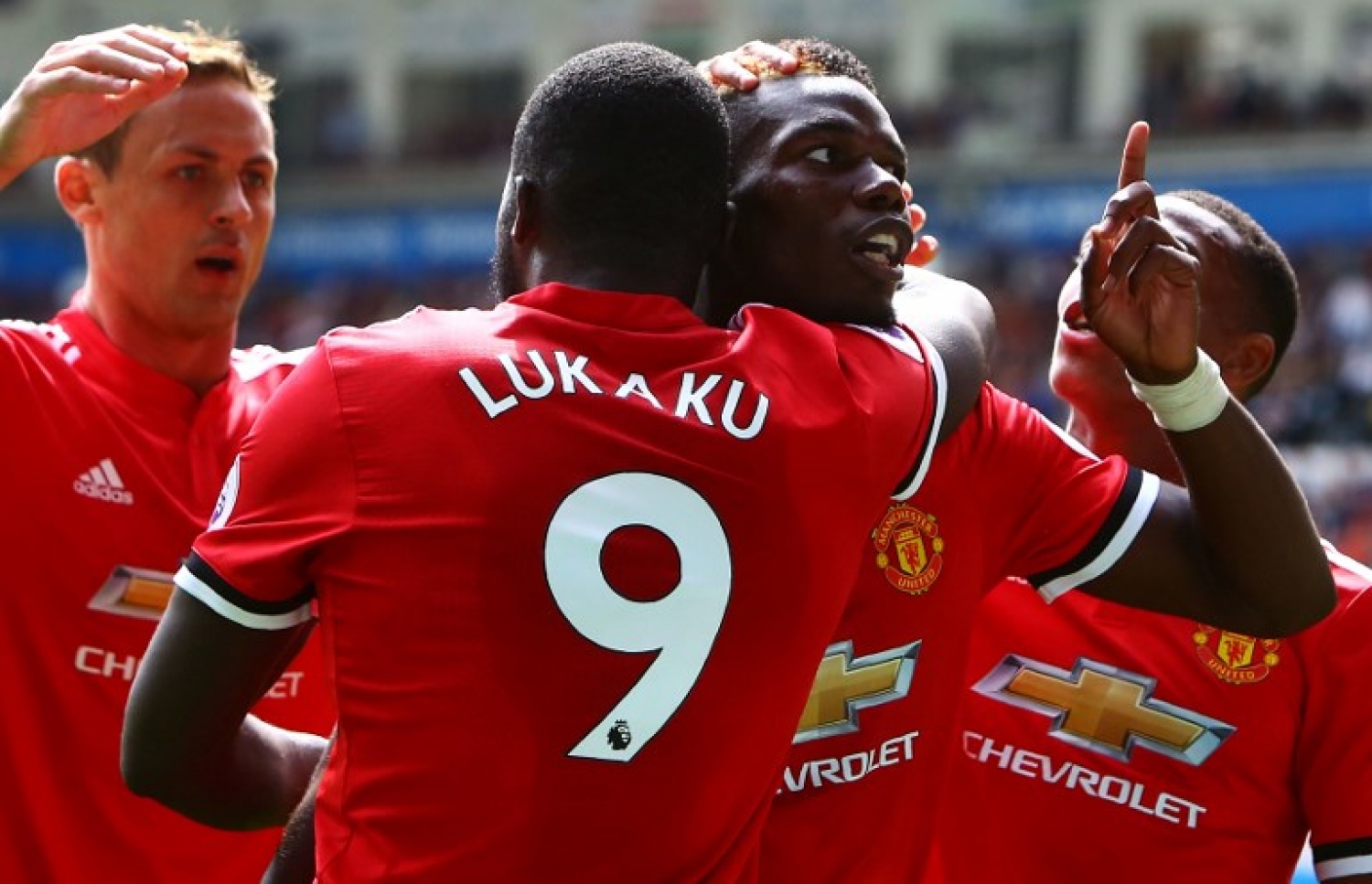 މެންޗެސްޓާ ޔުނައިޓެޑުގެ ޕޮގްބާ (ކ-2) ލަނޑު ޖެހުމުން އެހެން ކުޅުންތެރިން މަރުހަބާ ކިޔަނީ. --ފޮޓޯ: އޭއެފްޕީ