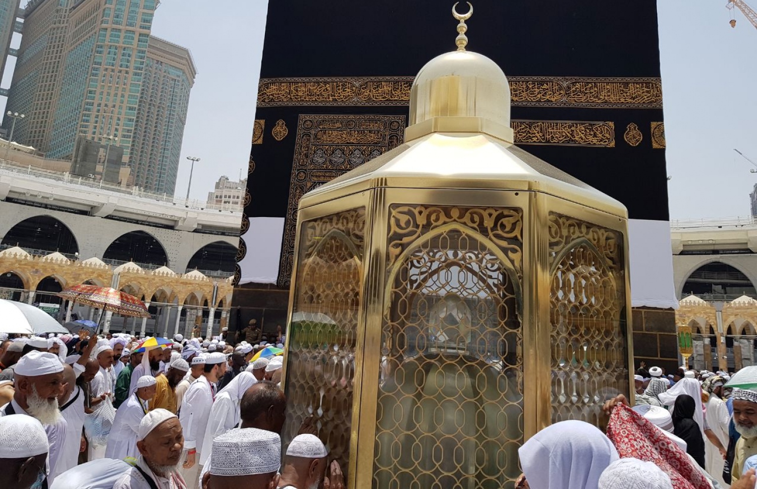 މި އަހަރު ހައްޖަށް އައި ބަޔަކު، މައްކާގެ ހަރަމްފުޅު ތެރޭގައި ހުންނަ މަގާމް އިބްރާހީމް ކައިރީގައި. ފޮޓޯ:އަހްމަދު އަބްދުﷲ ސައީދު/މިހާރު