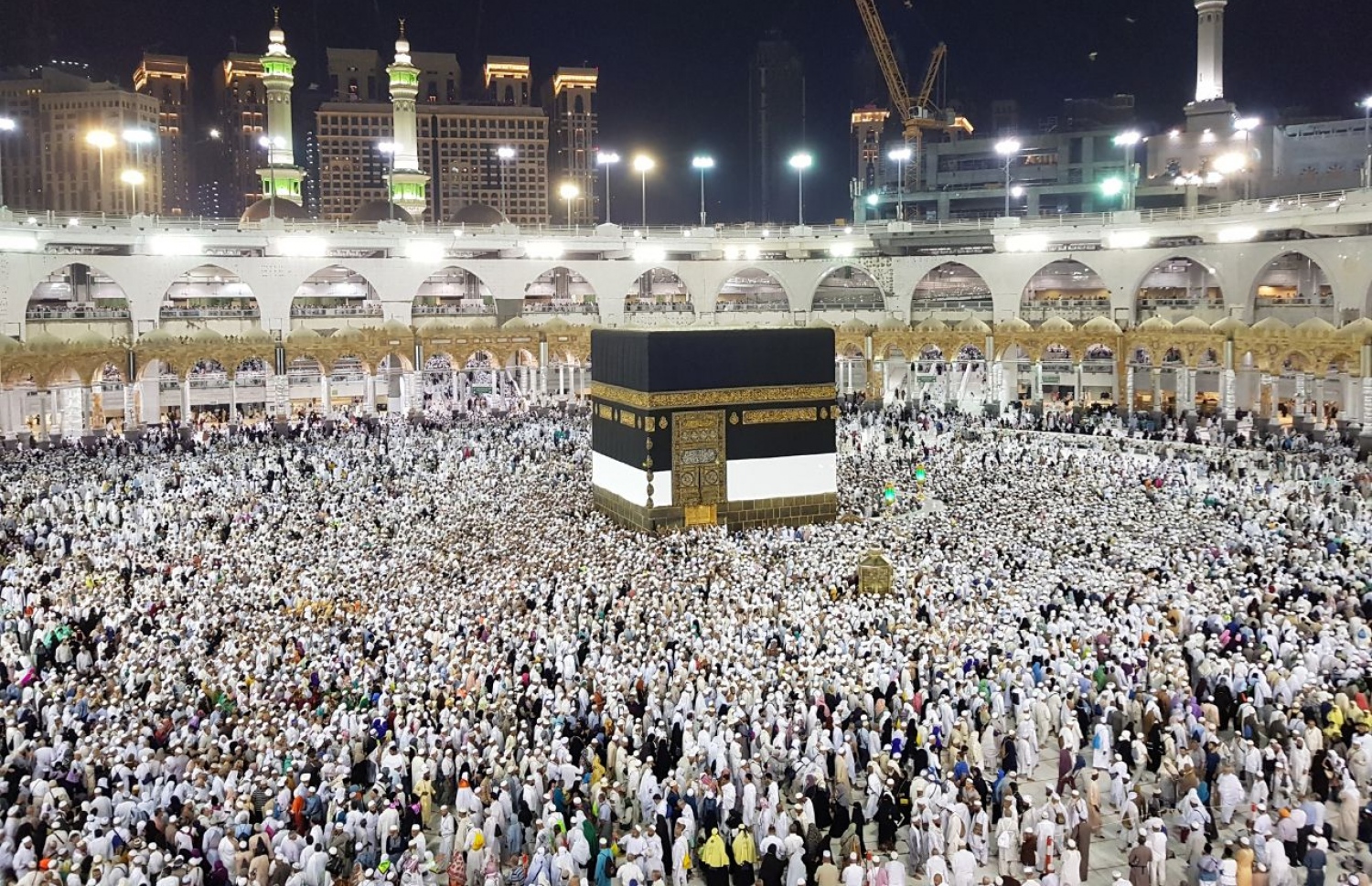 މި އަހަރު ހައްޖަށް އައި ބަޔަކު، މައްކާގެ ހަރަމްފުޅުގެ މެދުގައިވާ ގެފުޅުގެ ވަށައިގެން ޠަވާފް ކުރަނީ. ފޮޓޯ:އަހްމަދު އަބްދުﷲ ސައީދު/މިހާރު