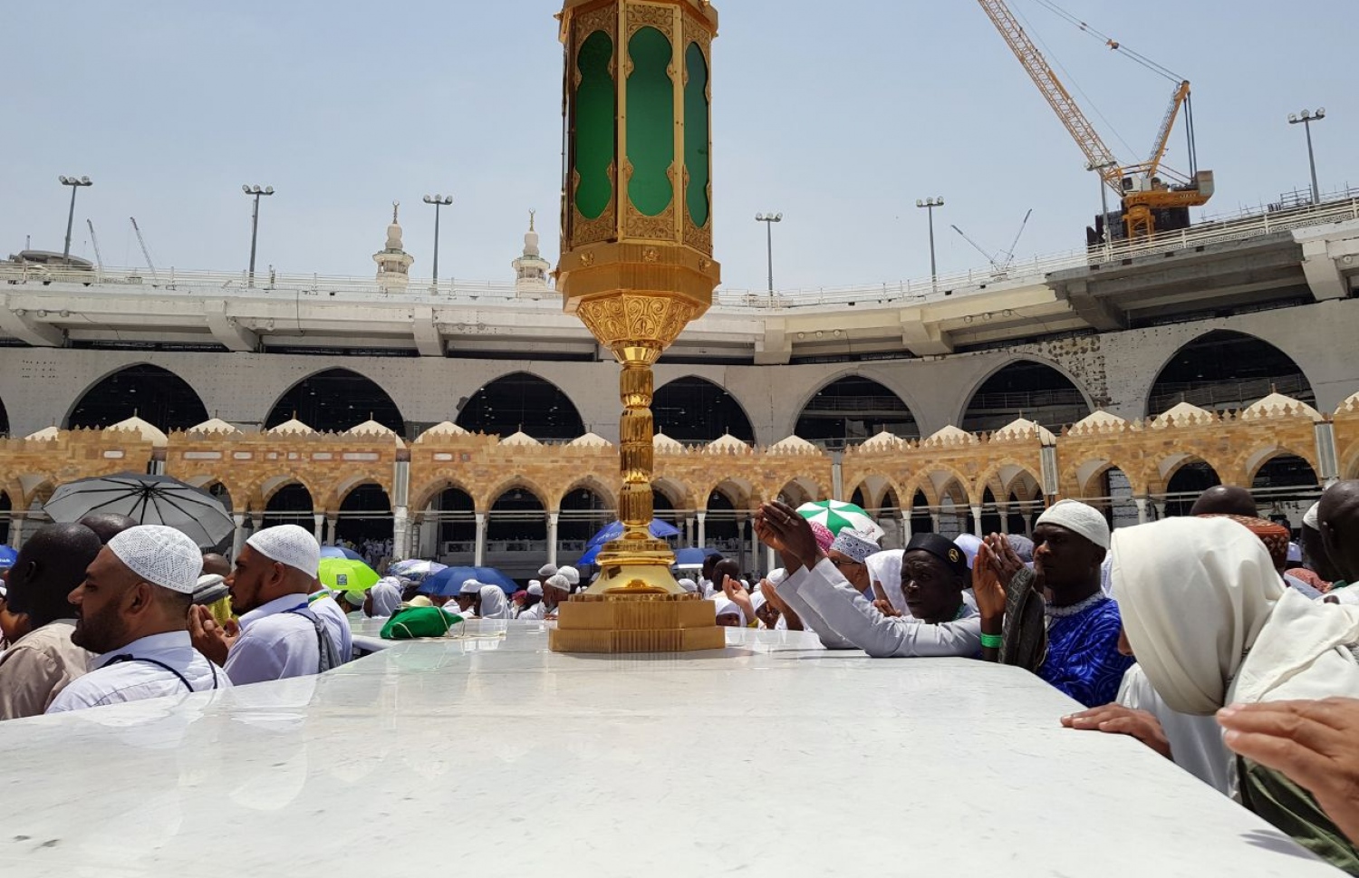 މިއަހަރުގެ ހައްޖަށް އައި ބަޔަކު ގެފުޅުގެ ބައެއް ކަމުގައިވާ ޙަޠީމްގެ ފާރުބުރި މަތީގައި އަތް އަޅުވާލައިގެން. ފޮޓޯ: އަހްމަދު އަބްދުﷲ ސައީދު/މިހާރު