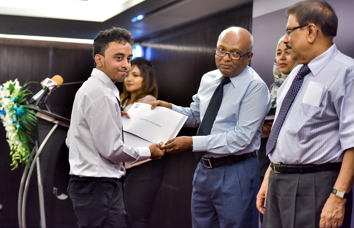 މާލެ: އޮގަސްޓް 20، 2017: ޒުވާނުން ފަތުރުވެރިކަމުގެ ދާއިރާއަށް ތައްޔާރު ކުރަން ޔުނިވާސަލް ފައުންޑޭޝަނުން ވިލާ ކޮލެޖާ ގުޅިގެން ހޮޓެލް ޖެންގައި ބޭއްވި ރަސްމިއްޔާތުގައި ޓްރެއިނިން ޕްރޮގްރާމުގައި ބައިވެރިވި ދަރިވަރަކަށް ހަނދާނީ ލިޔުން ހަވާލުކުރަނީ-- މިހާރު ފޮޓޯޯ: ނިޝާން އަލީ